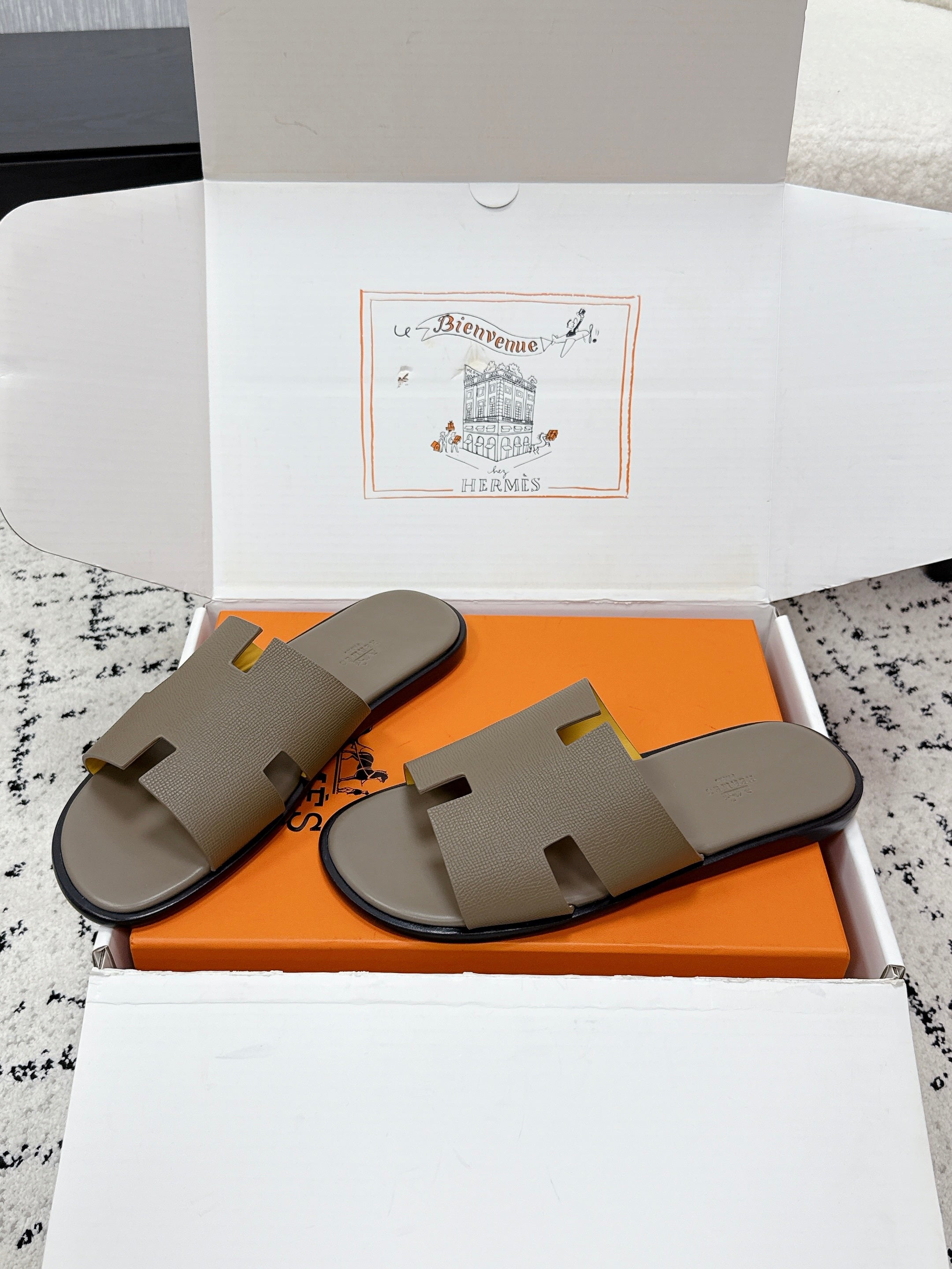 HM 26S IZMIR SANDAL IN ETOUPE LAMBSKIN