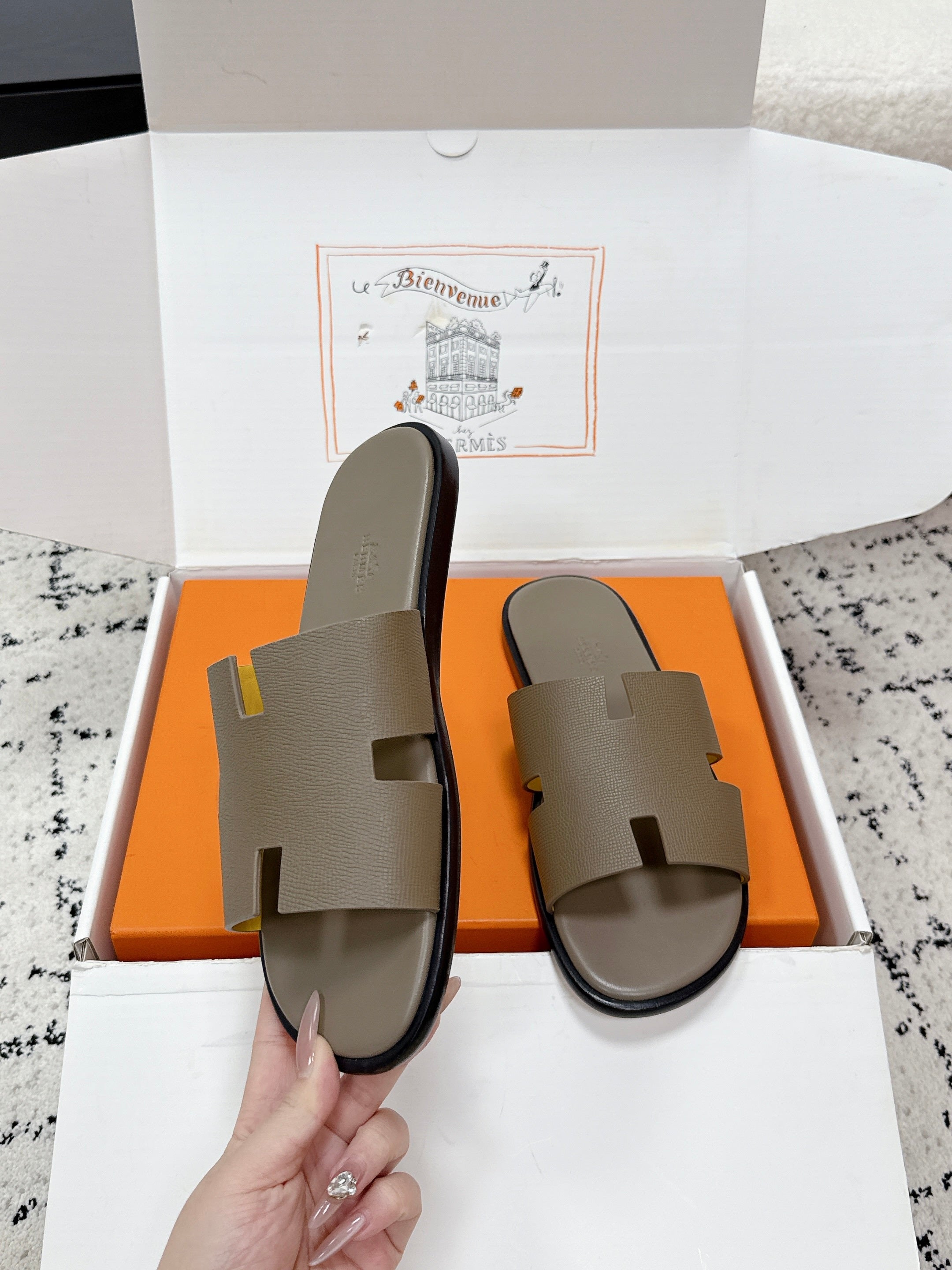 HM 26S IZMIR SANDAL IN ETOUPE LAMBSKIN