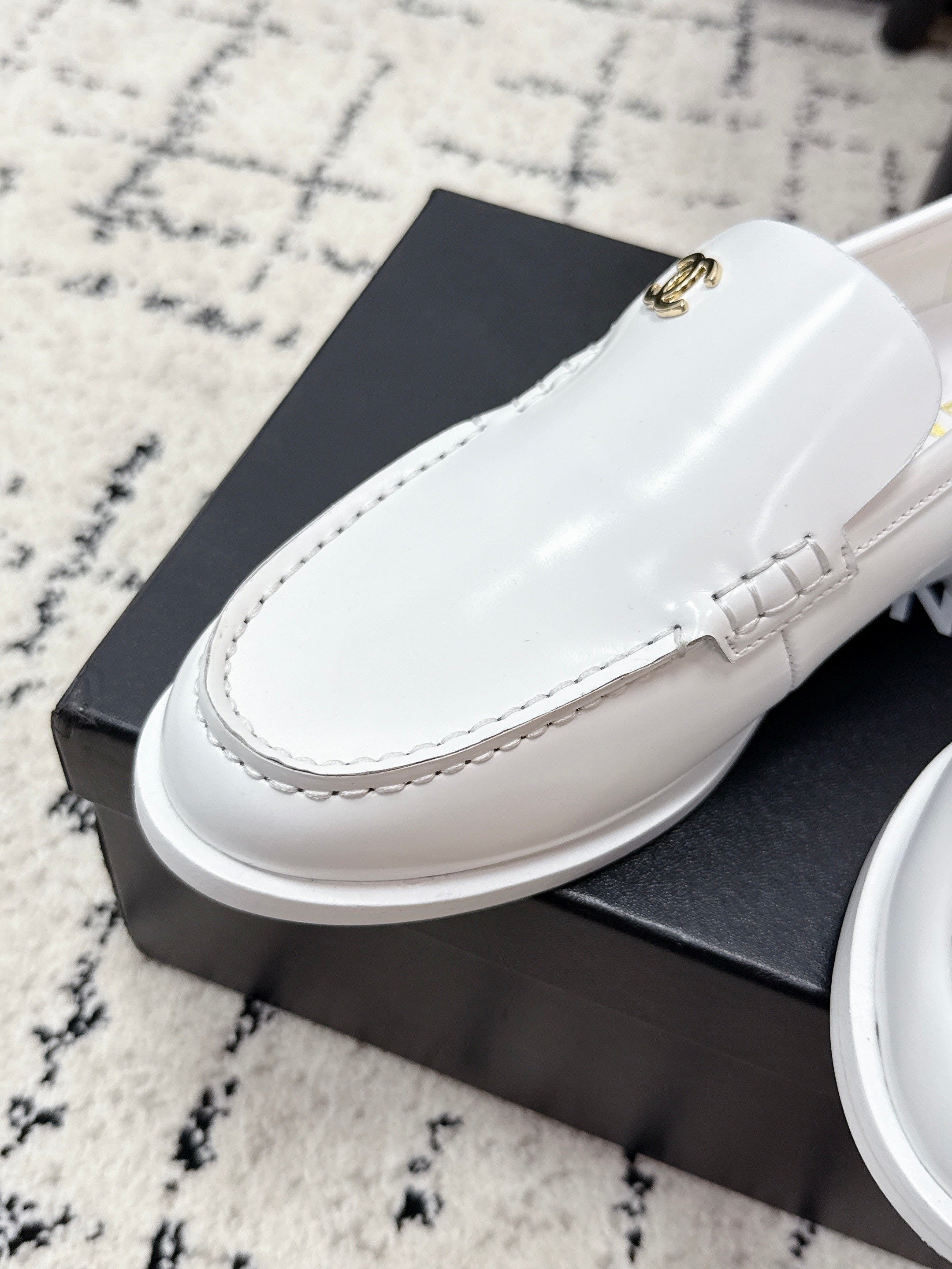 CHANEL 26S LOAFERS IN WHITE SMOOTH CALFSKIN WITH CC LOGO