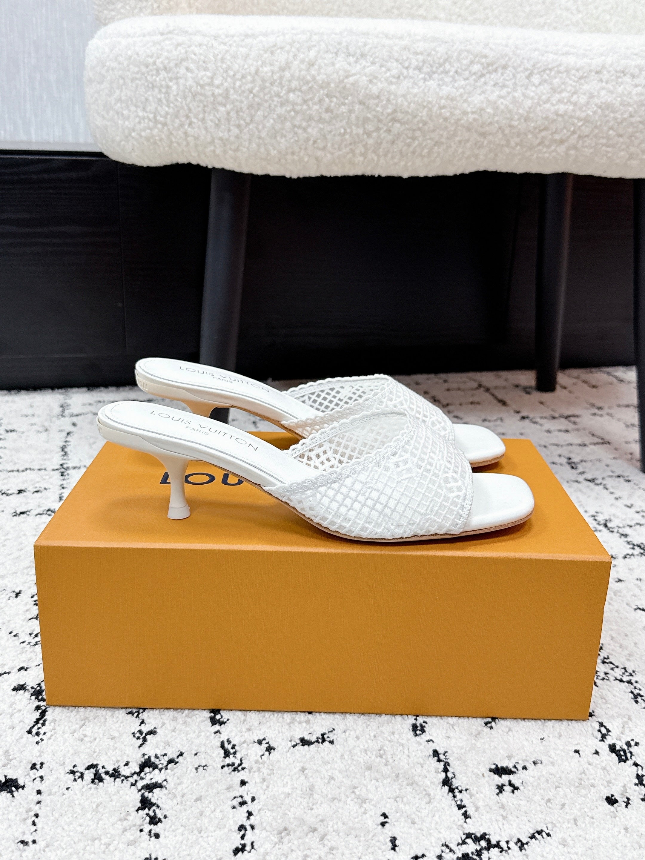 LV 26S 6 AM MULE 55MM IN WHITE EMBROIDERED FABRIC