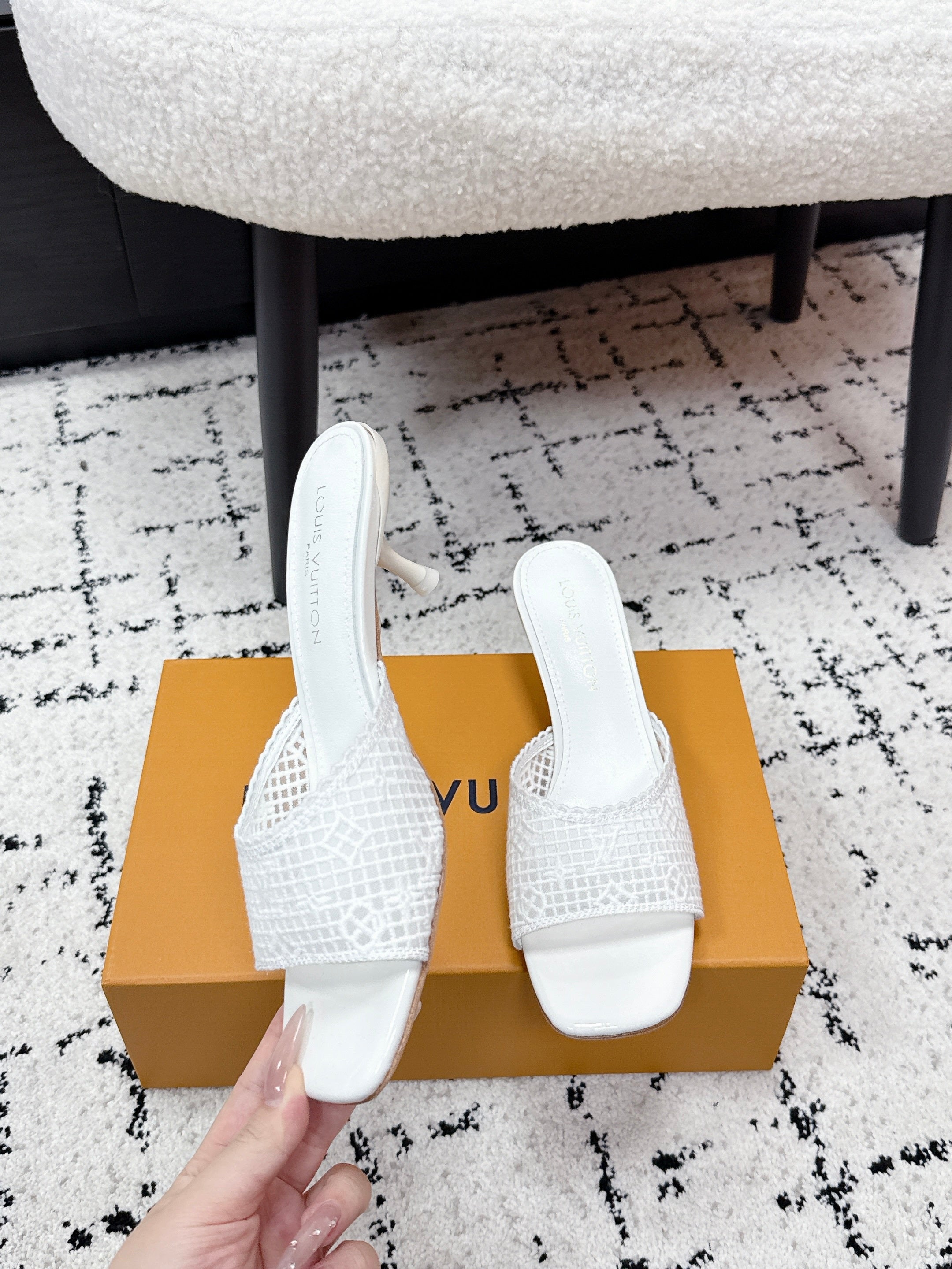 LV 26S 6 AM MULE 55MM IN WHITE EMBROIDERED FABRIC