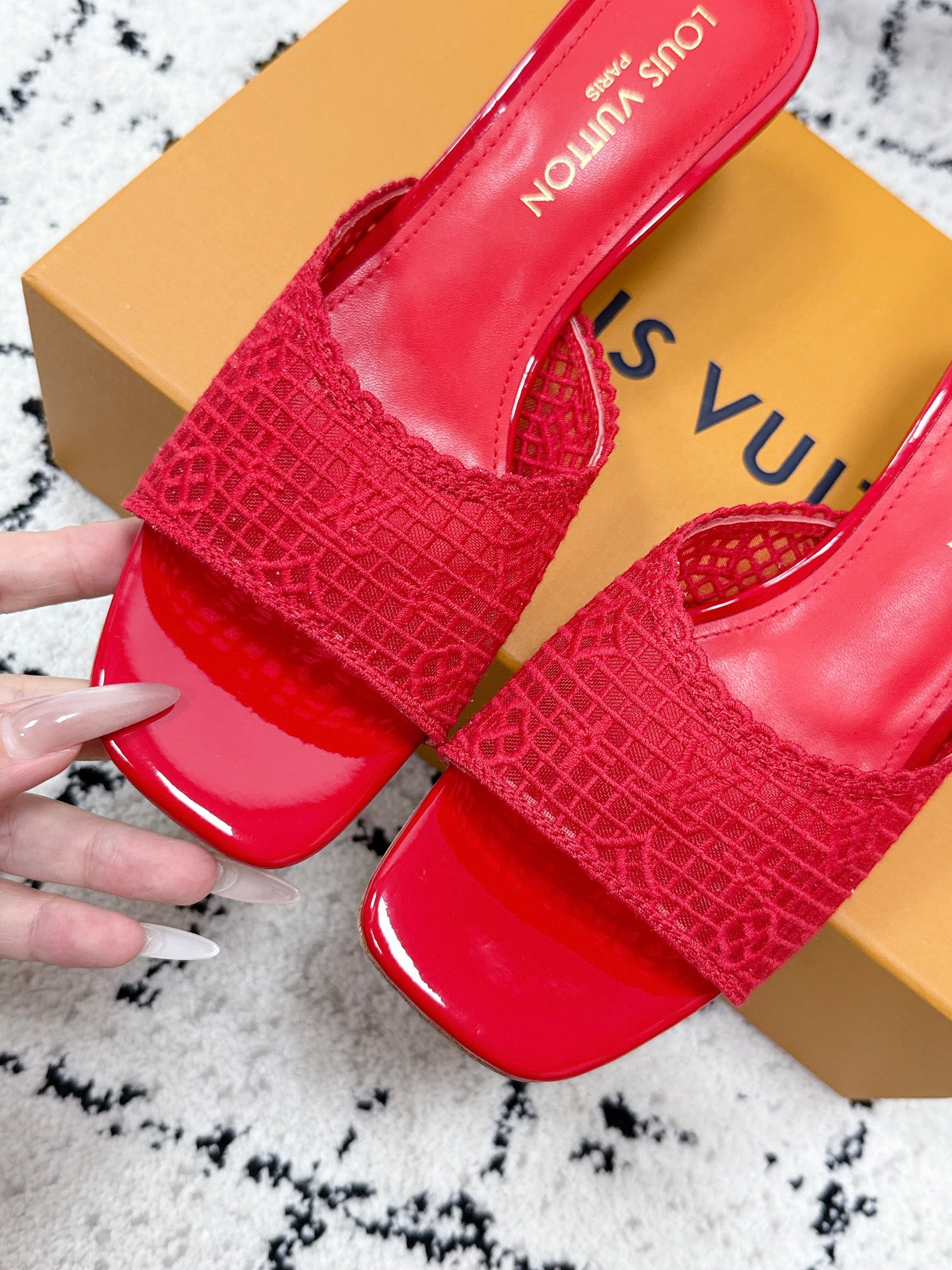 LV 26S 6 AM MULE 55MM IN RED EMBROIDERED FABRIC