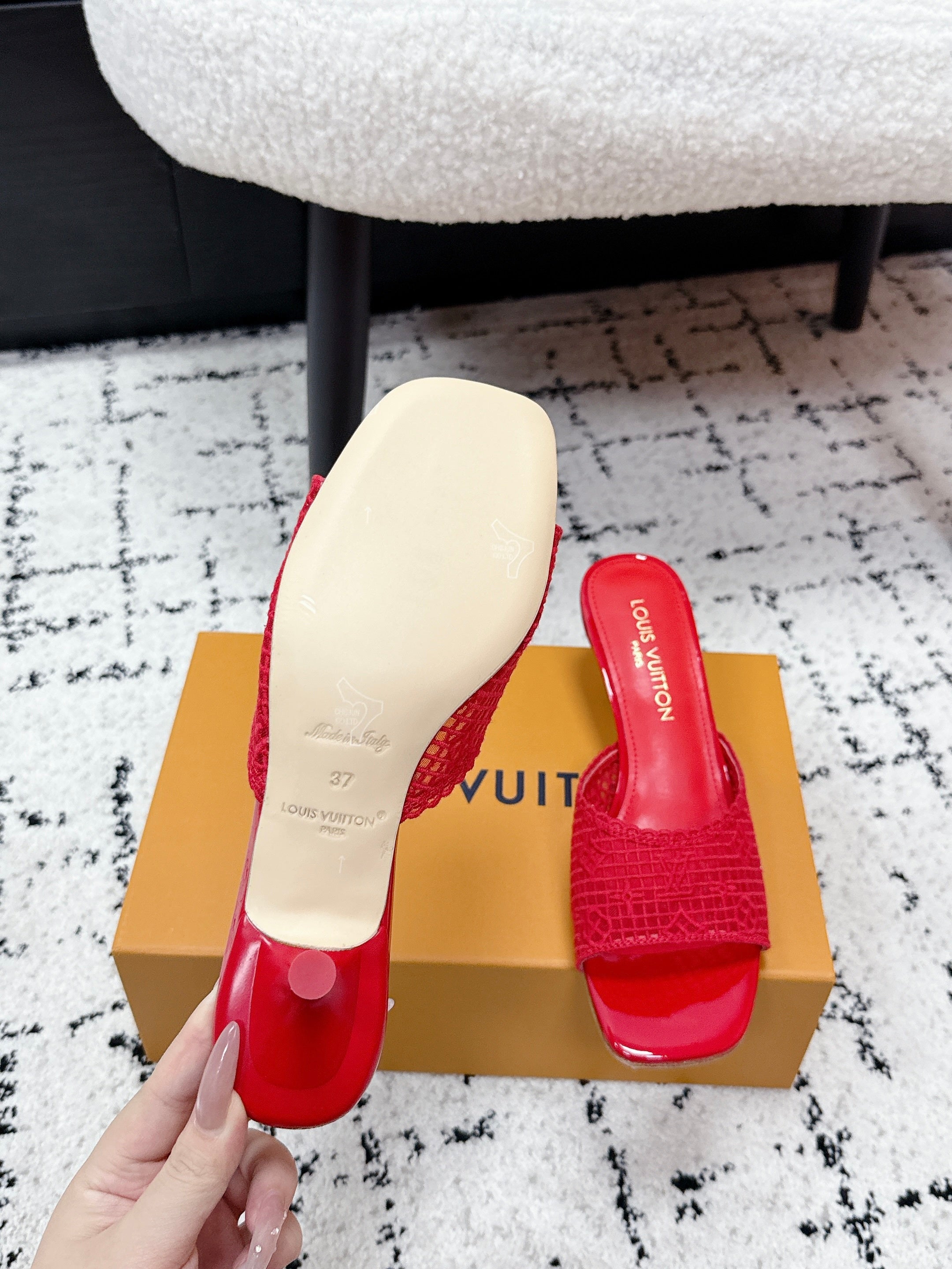 LV 26S 6 AM MULE 55MM IN RED EMBROIDERED FABRIC