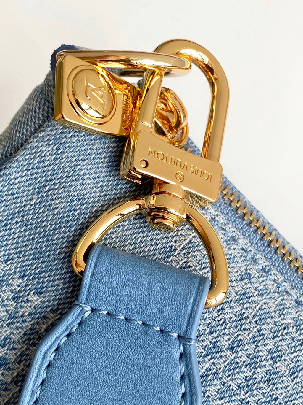 LV 25S POCHETTE ACCESSORIES XL 28 IN BLUE CANVAS DAMIER DENIM