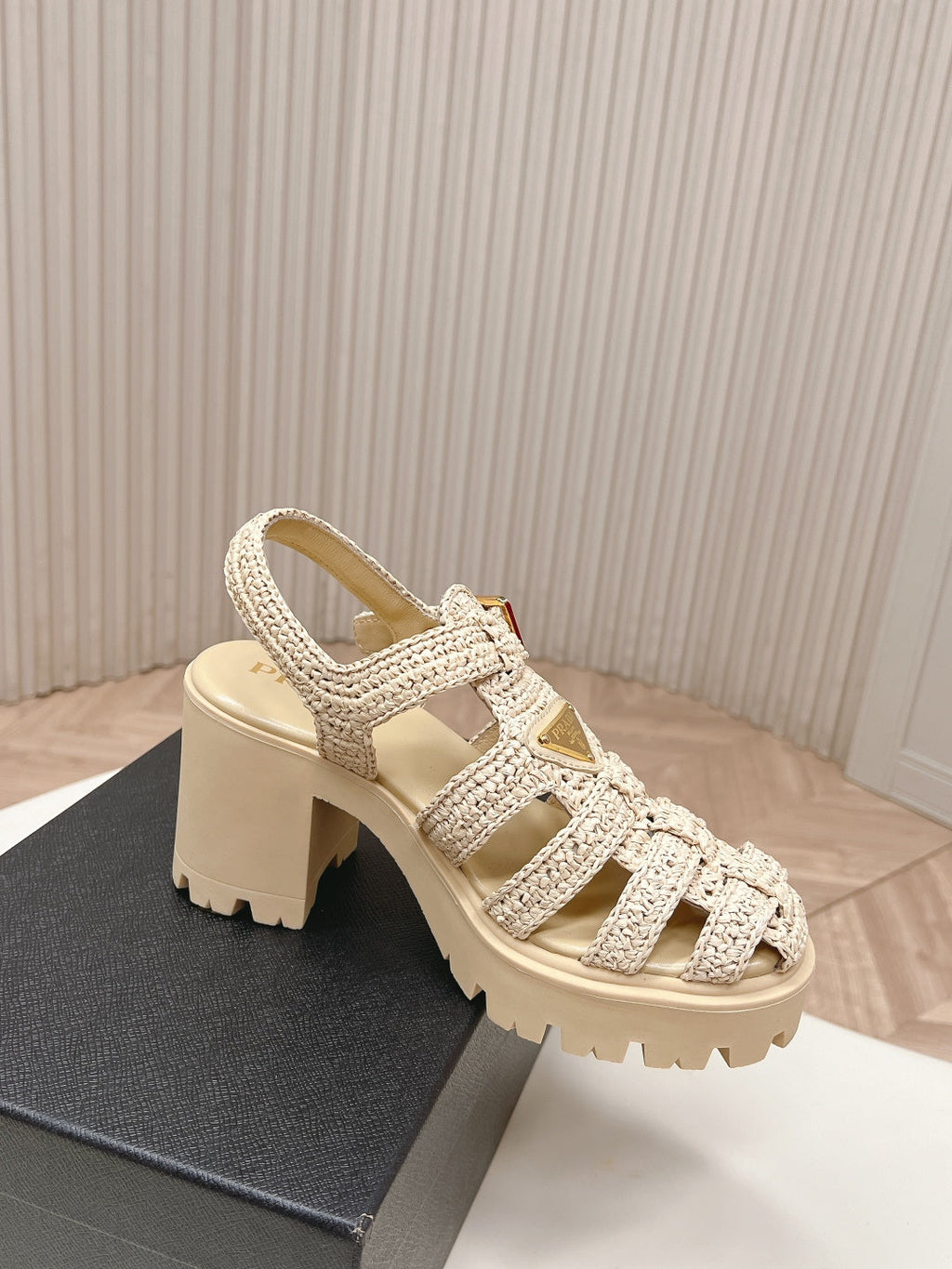 PRADA 26S HEELED FISHERMAN SANDALS IN BEIGE RAFFIA AND CALFSKIN