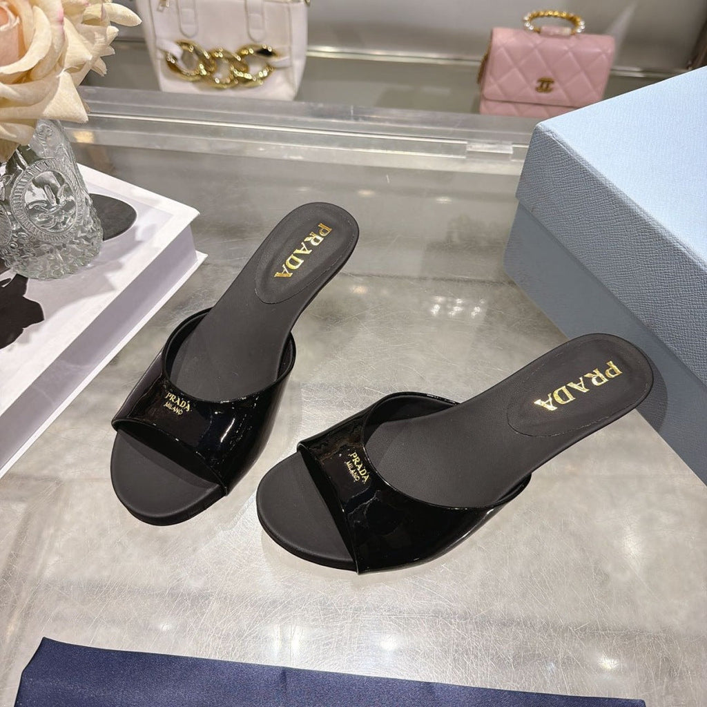 PRADA 26S LOGO EMBOSSED KITTEN HEEL MULES IN BLACK PATENT CALFSKIN