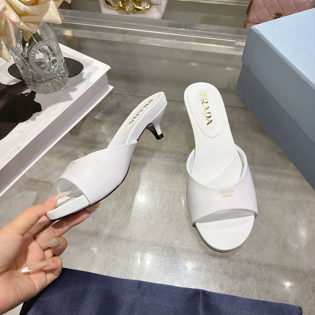 PRADA 26S LOGO EMBOSSED KITTEN HEEL MULES IN WHITE PATENT CALFSKIN