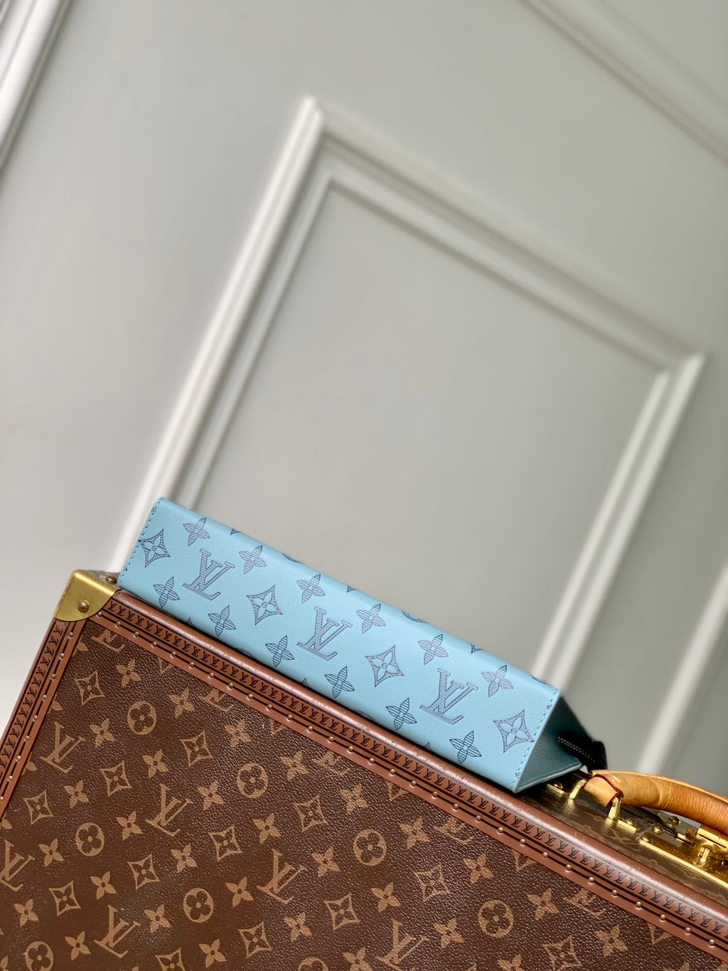 POCHETTE VOYAGE 26 IN SKY BLUE MONOGRAM ECLIPSE CALFSKIN