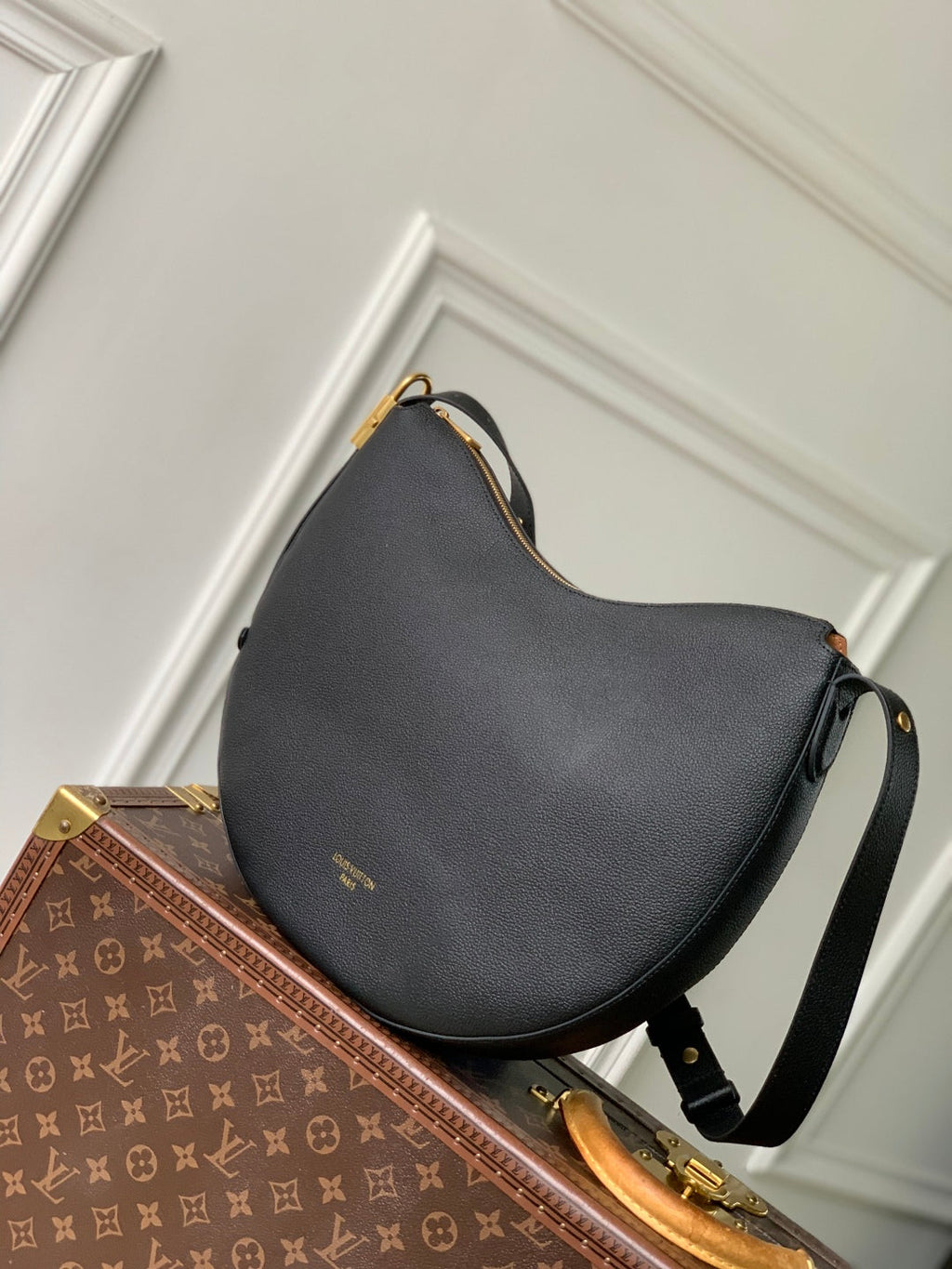 LOW KEY COOKIE MM 32 IN BLACK CALFSKIN BROWN MONOGRAM TAG