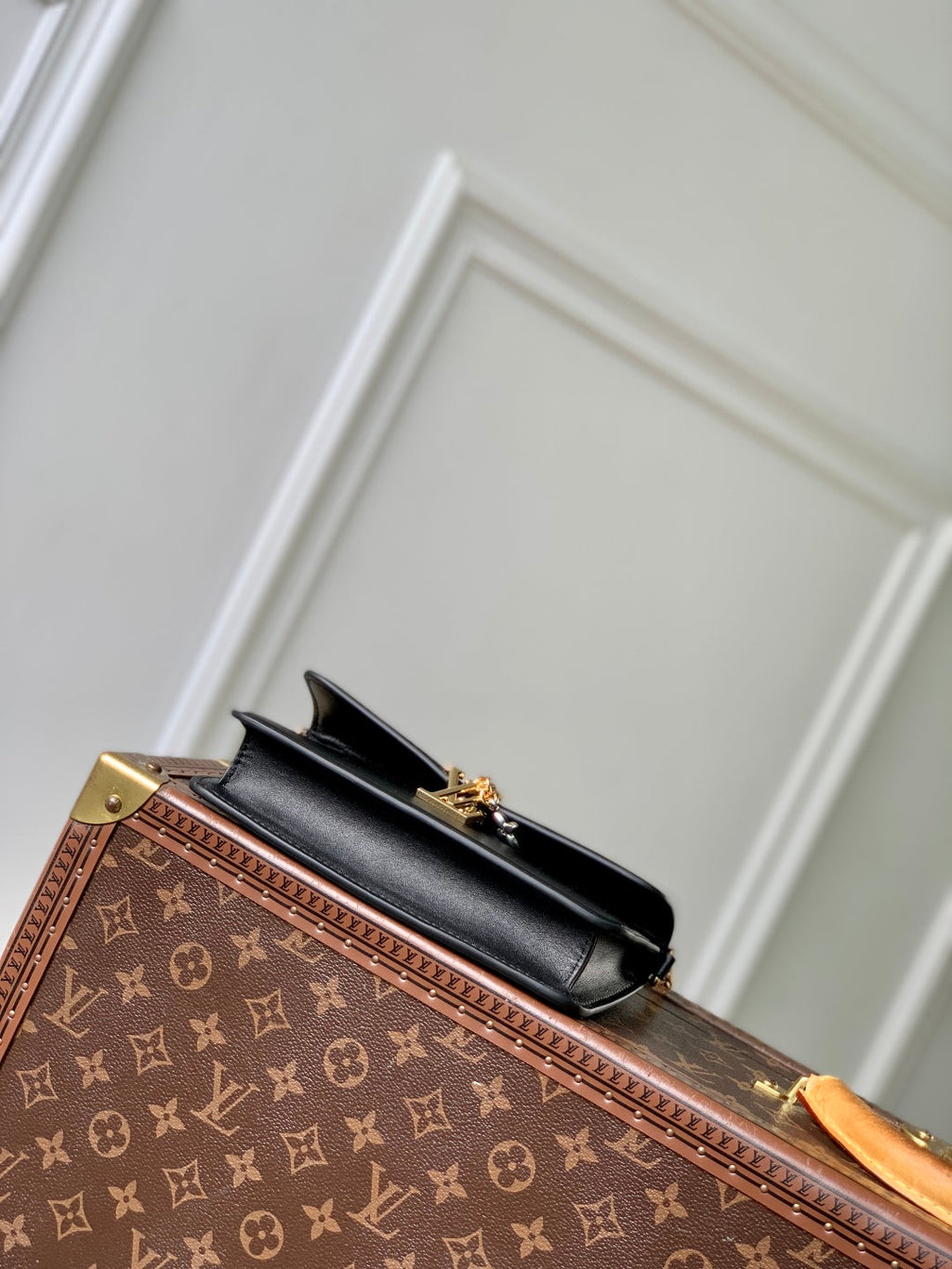 WALLET ON CHAIN BLOOM 20 IN BLACK CALFSKIN