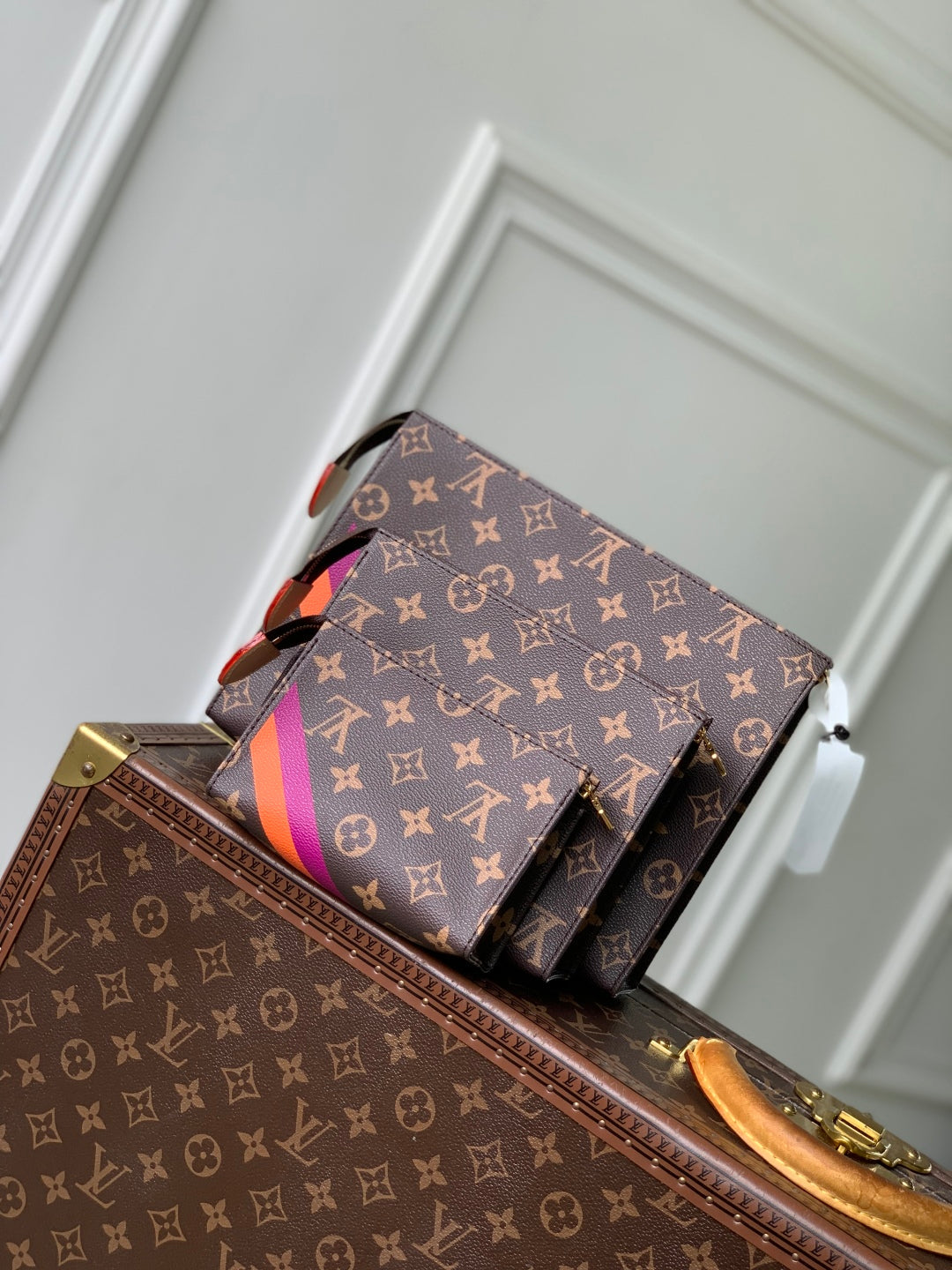 RIO TOILET POUCH 25 IN BROWN CANVAS MONOGRAM GOLD LOCK