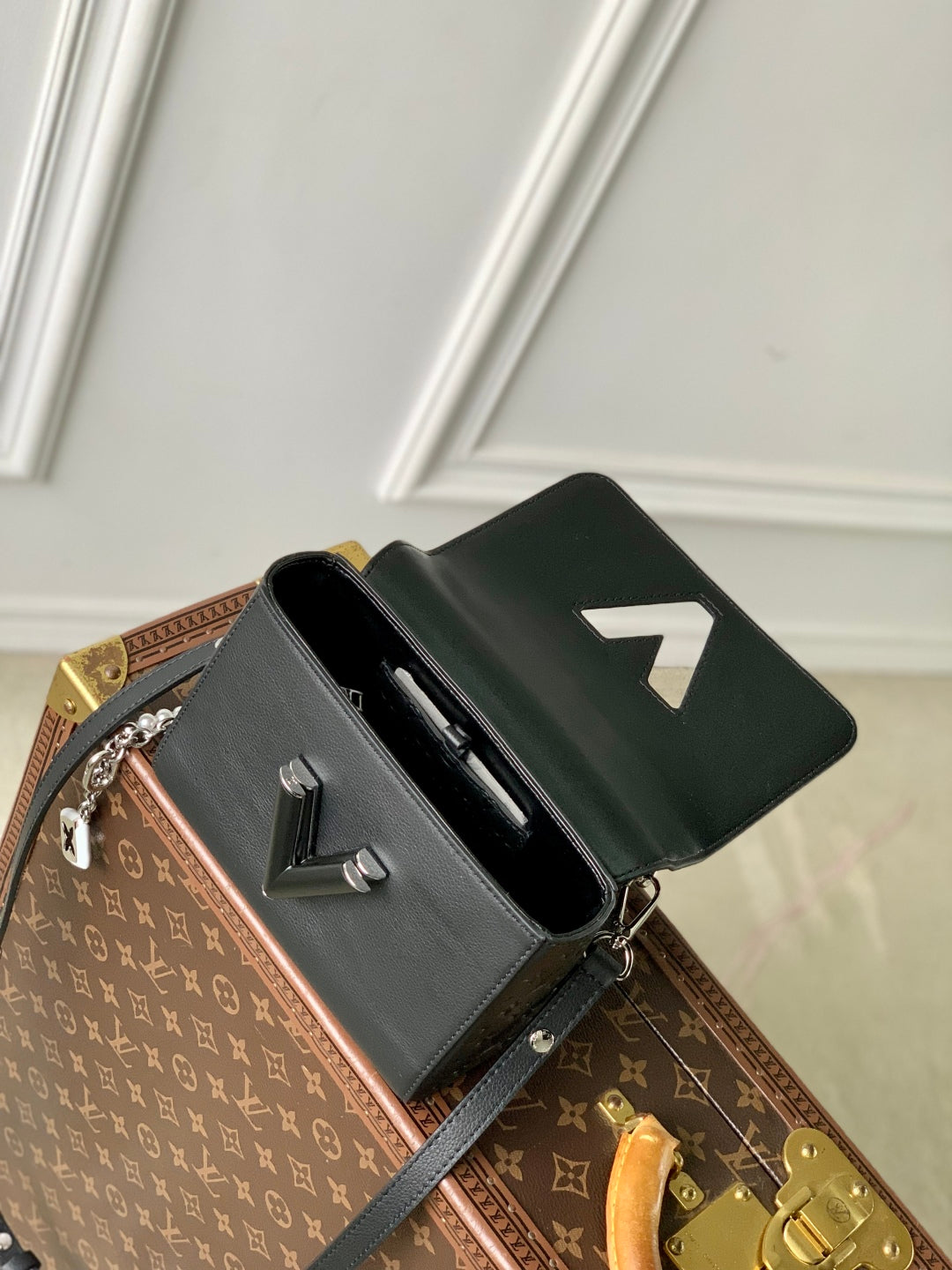 TWIST SLIM 19 IN BLACK TAURILLON CALFSKIN WITH PEARL CHAIN