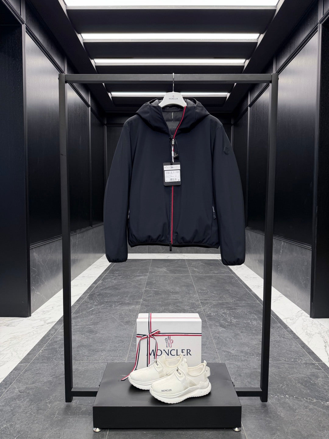 MONCLER 25S SHORT HOODED DOWN JACKET 249