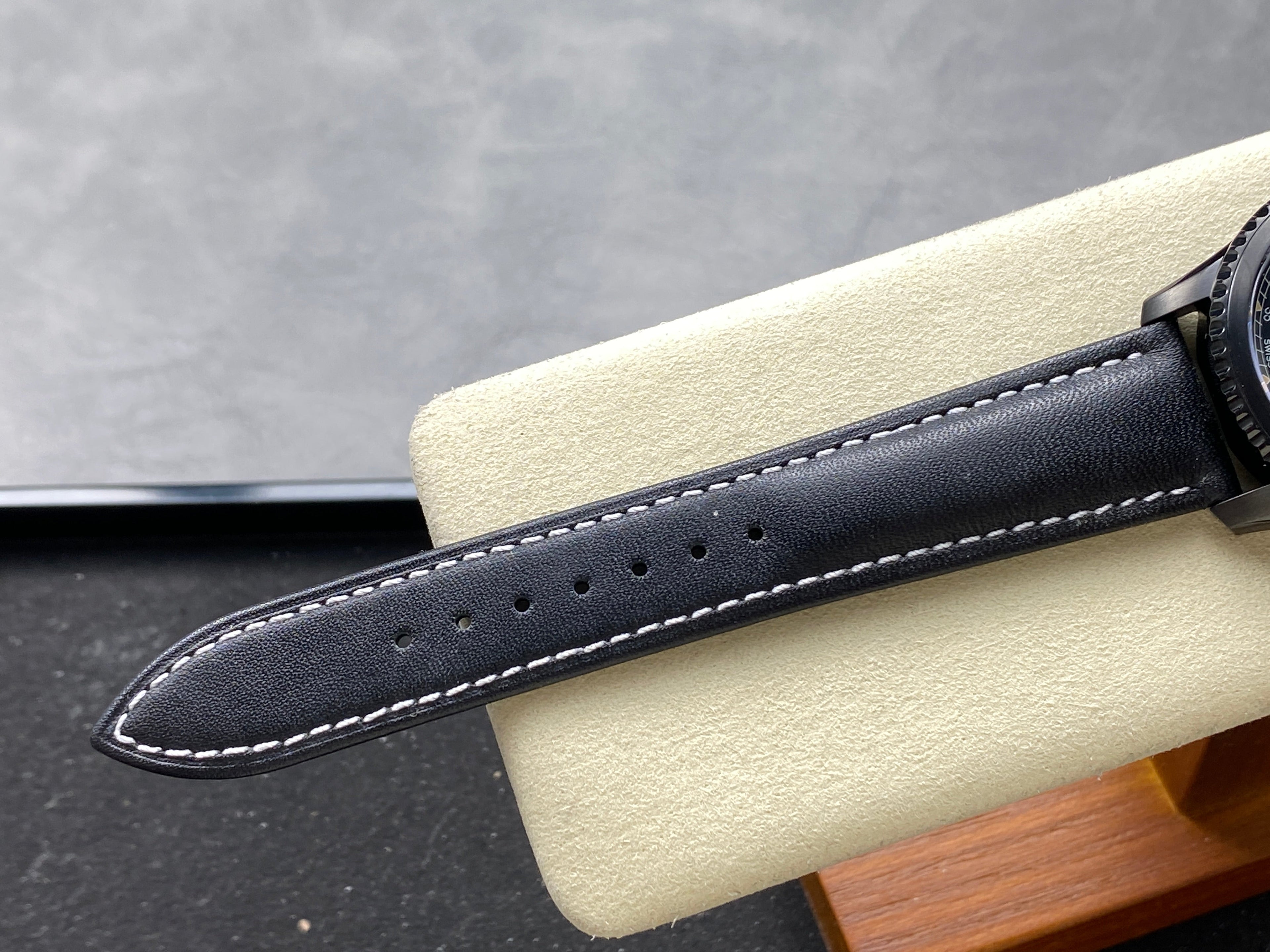 AVIATOR 8 AUTOMATIC STEEL CASE BLACK CALFSKIN STRAP