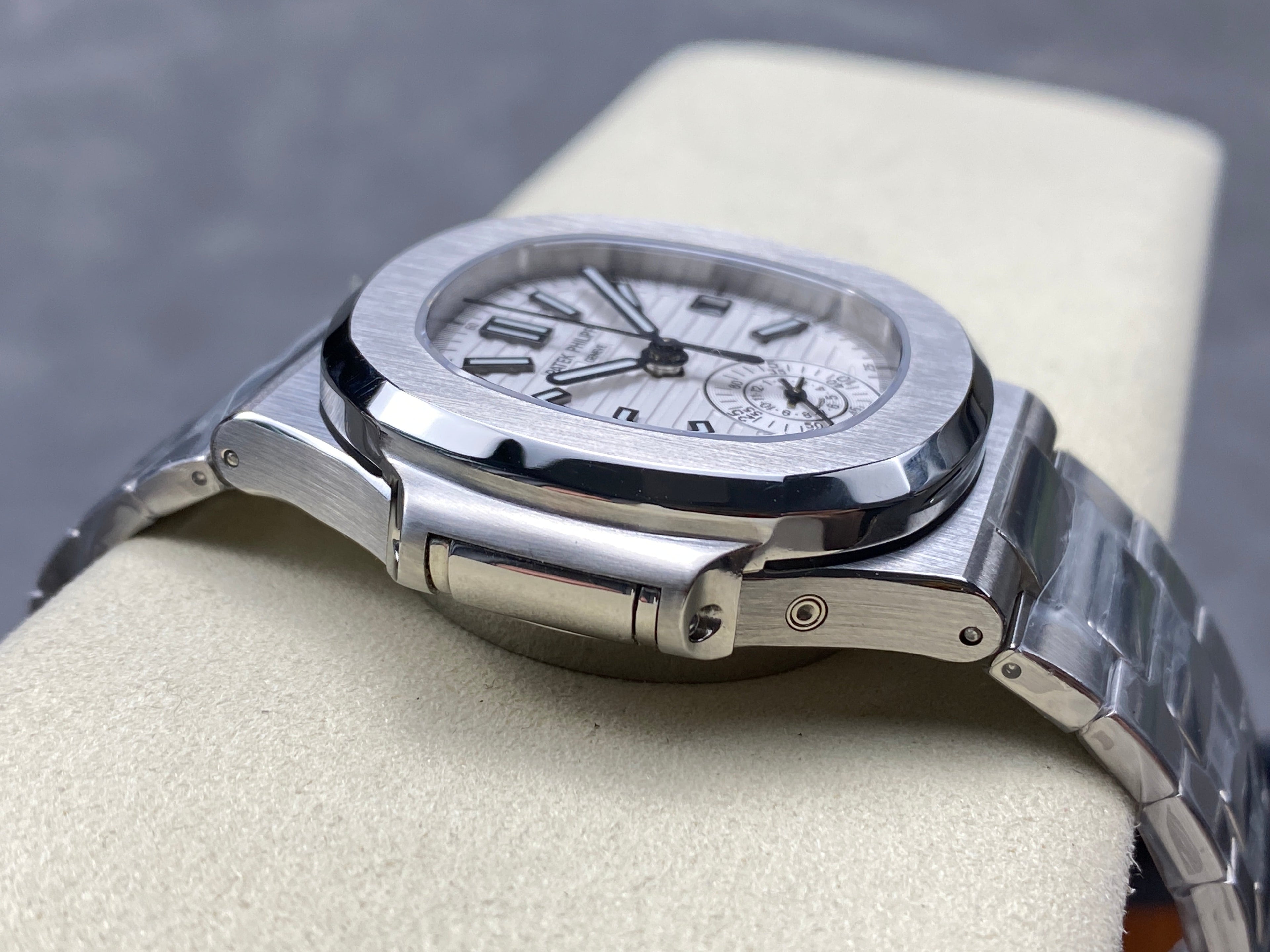 NAUTILUS ALL STEEL WHITE DIAL