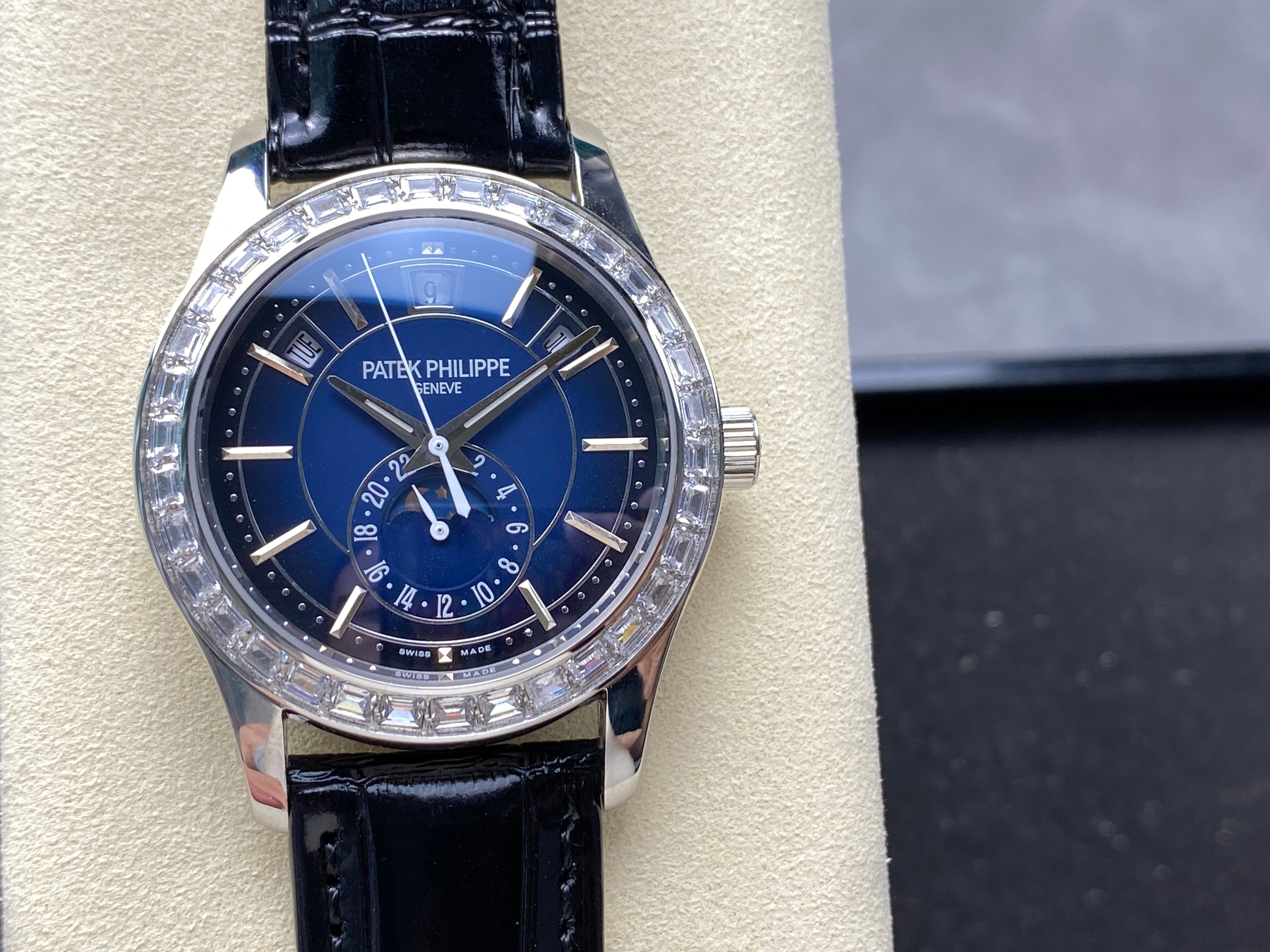 ANNUAL CALENDAR STEEL ATTACHED DIAMOND BEZEL NAVY BLUE DIAL