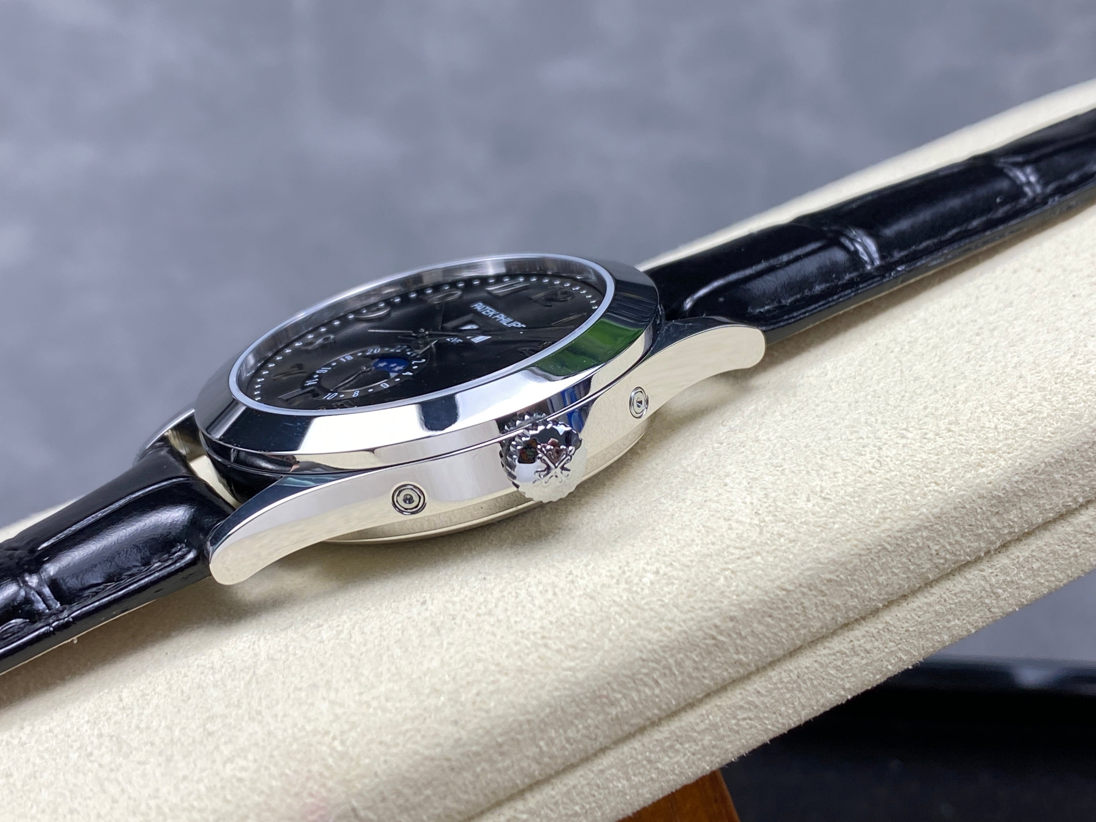 ANNUAL CALENDAR SELF-WINDING WHITE GOLD CASE DARK GRAY DIAL