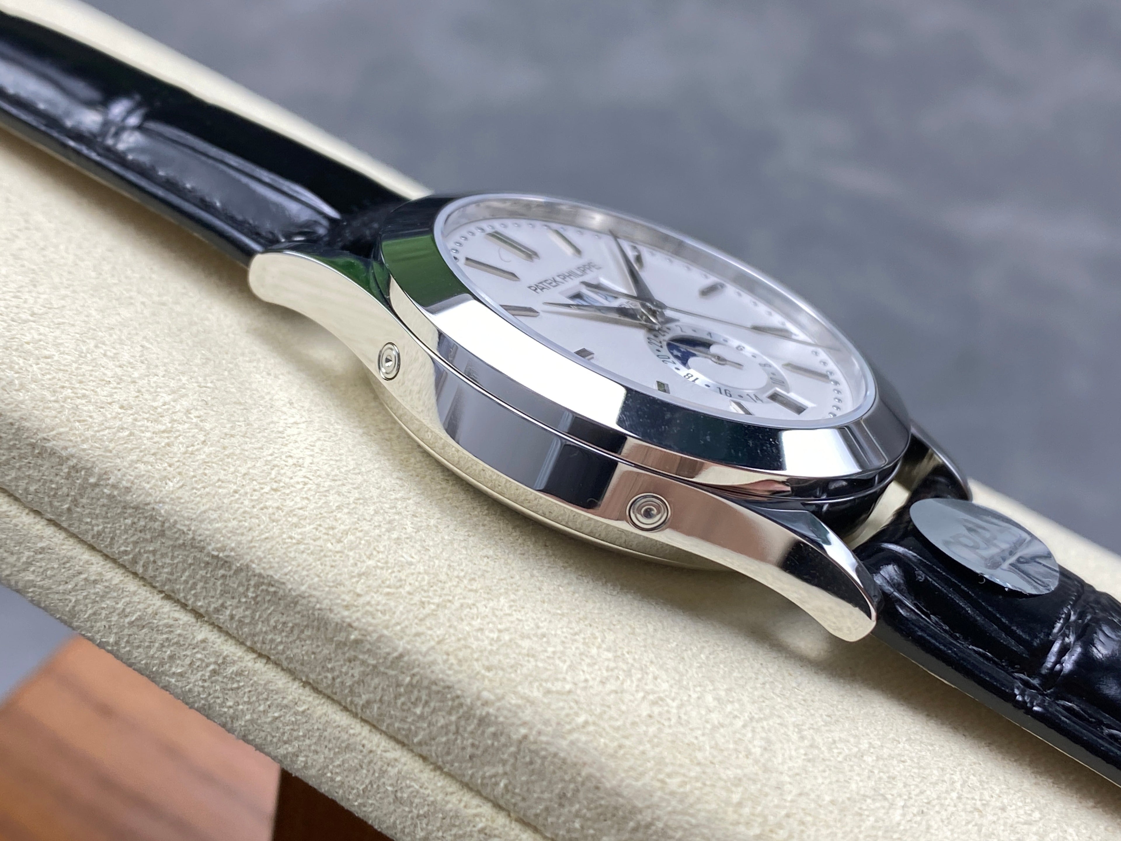 ANNUAL CALENDAR SELF-WINDING WHITE GOLD CASE BROWN BLACK STRAP