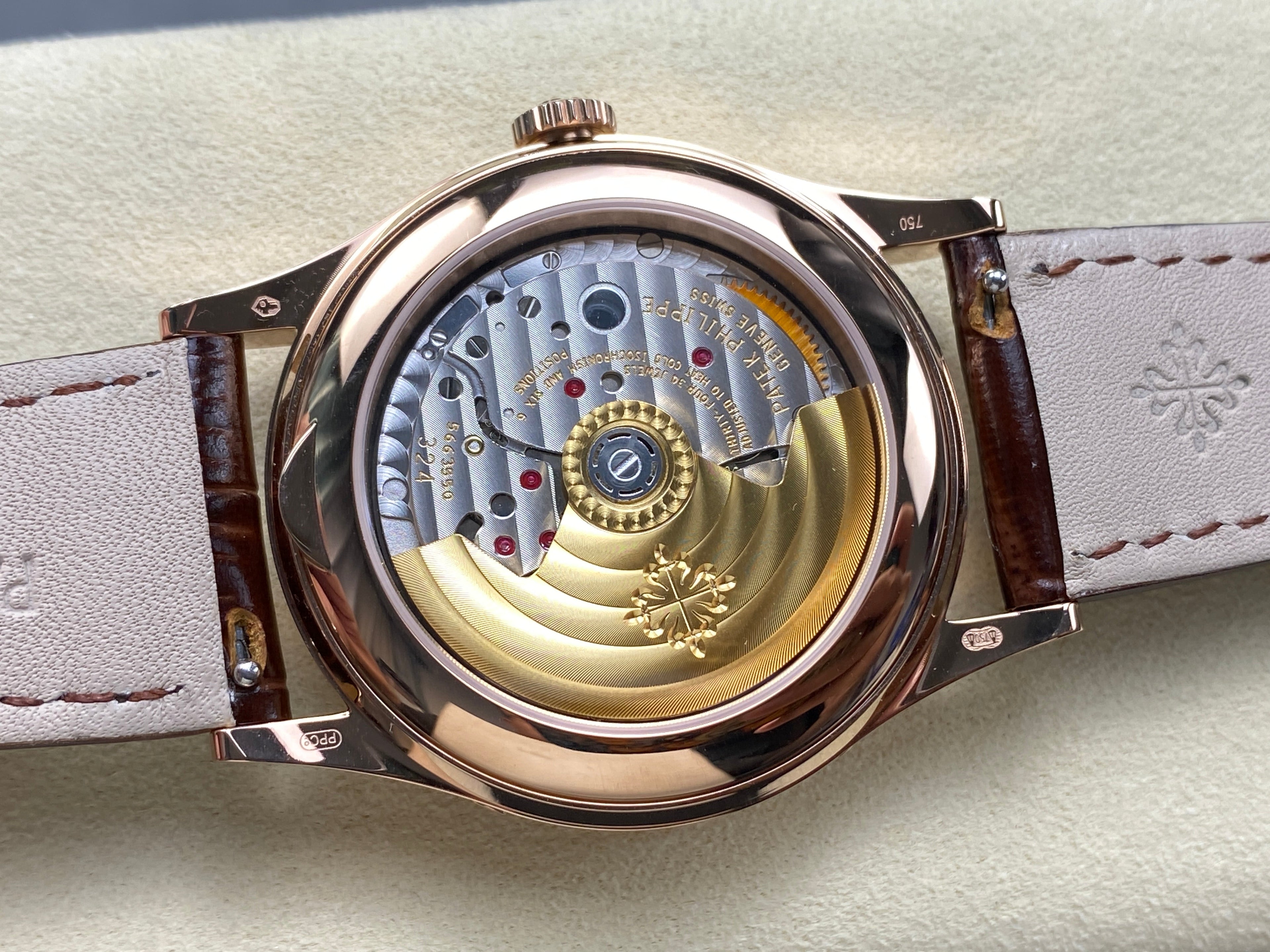 ANNUAL CALENDAR SELF-WINDING ROSE GOLD CASE SILVERY OPALINE DIAL