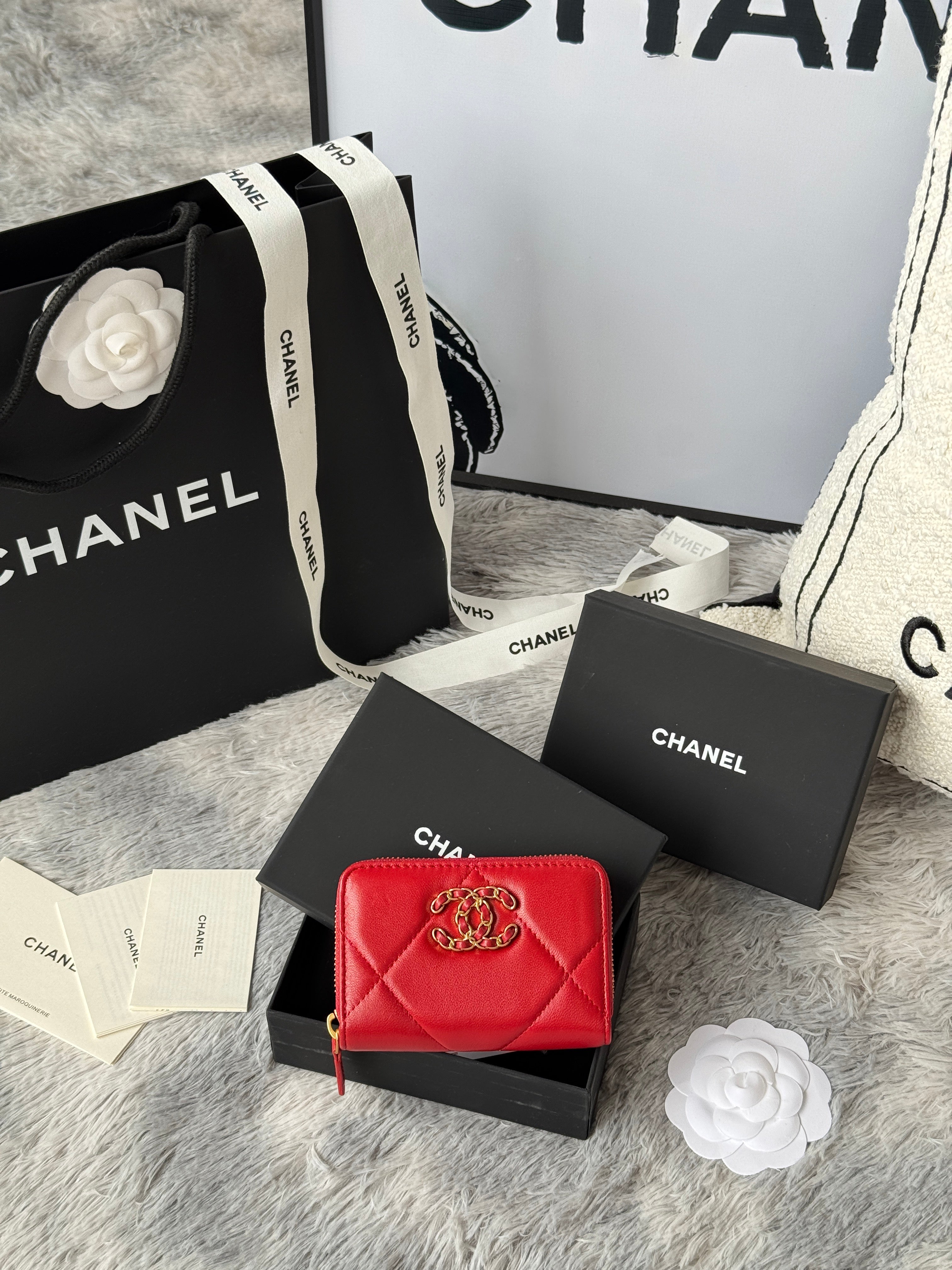 CC ZIPPED CARD HOLDER 11 IN RED LAMBSKIN GOLD-TONE METALLIC