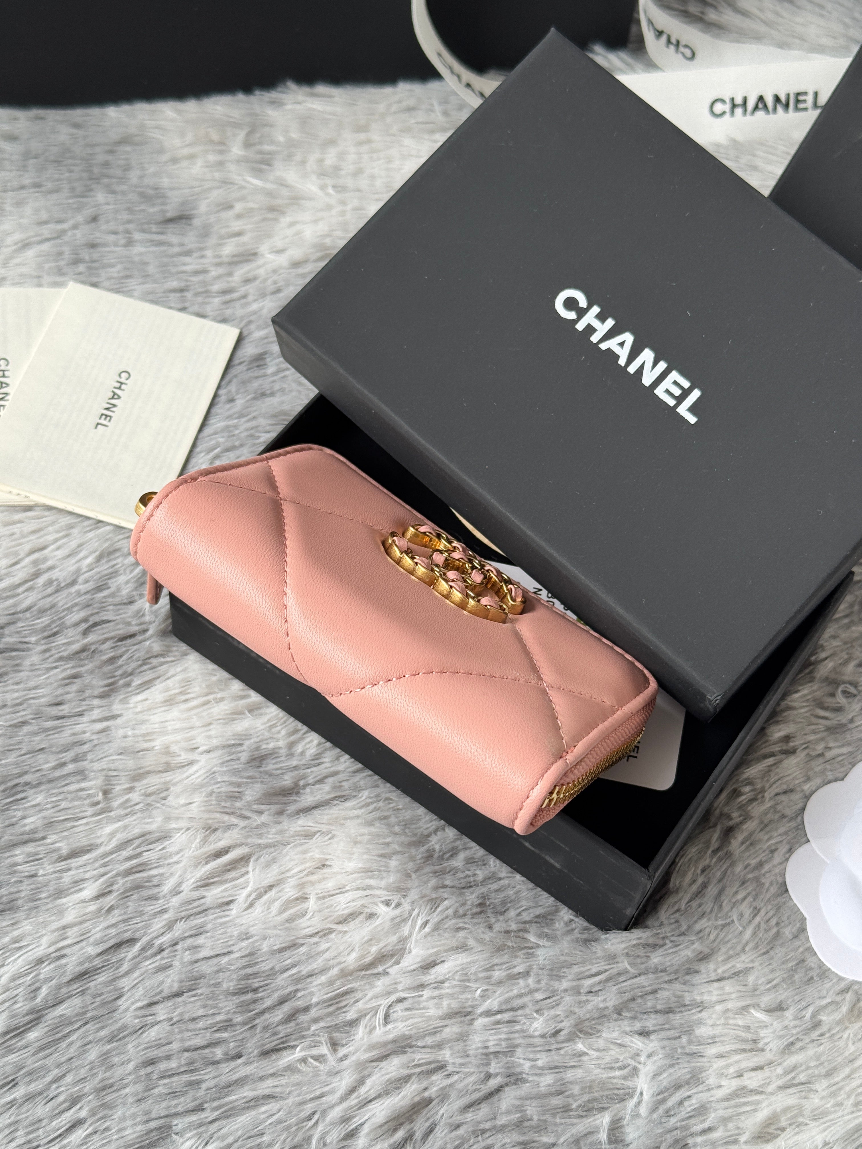 CC ZIPPED CARD HOLDER 11 IN BABY PINK LAMBSKIN GOLD-TONE METALLIC