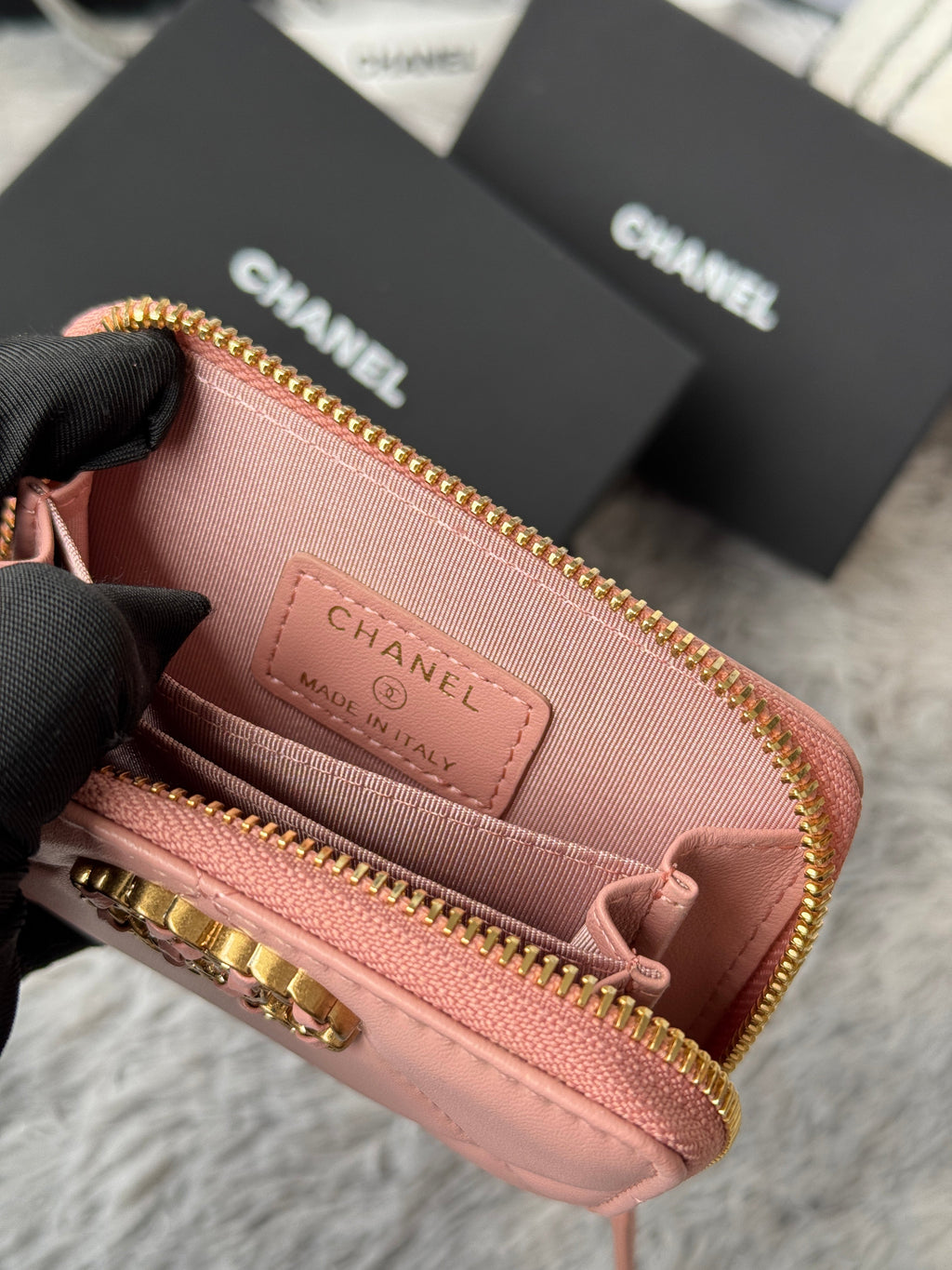 CC ZIPPED CARD HOLDER 11 IN BABY PINK LAMBSKIN GOLD-TONE METALLIC