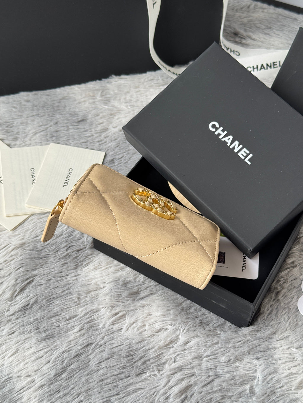 CC ZIPPED CARD HOLDER 11 IN BEIGE LAMBSKIN GOLD-TONE METALLIC