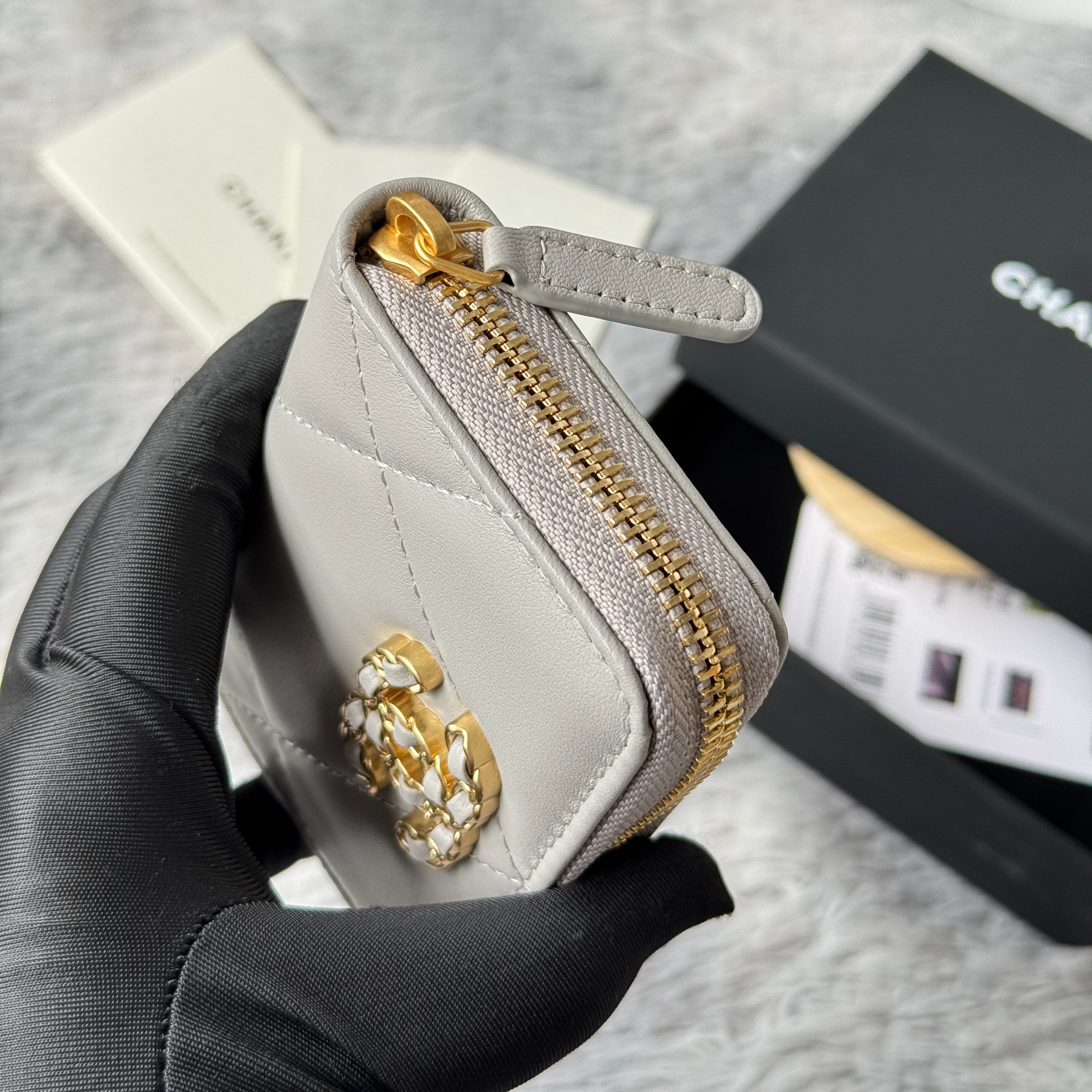 CC ZIPPED CARD HOLDER 11 IN GREY LAMBSKIN GOLD-TONE METALLIC