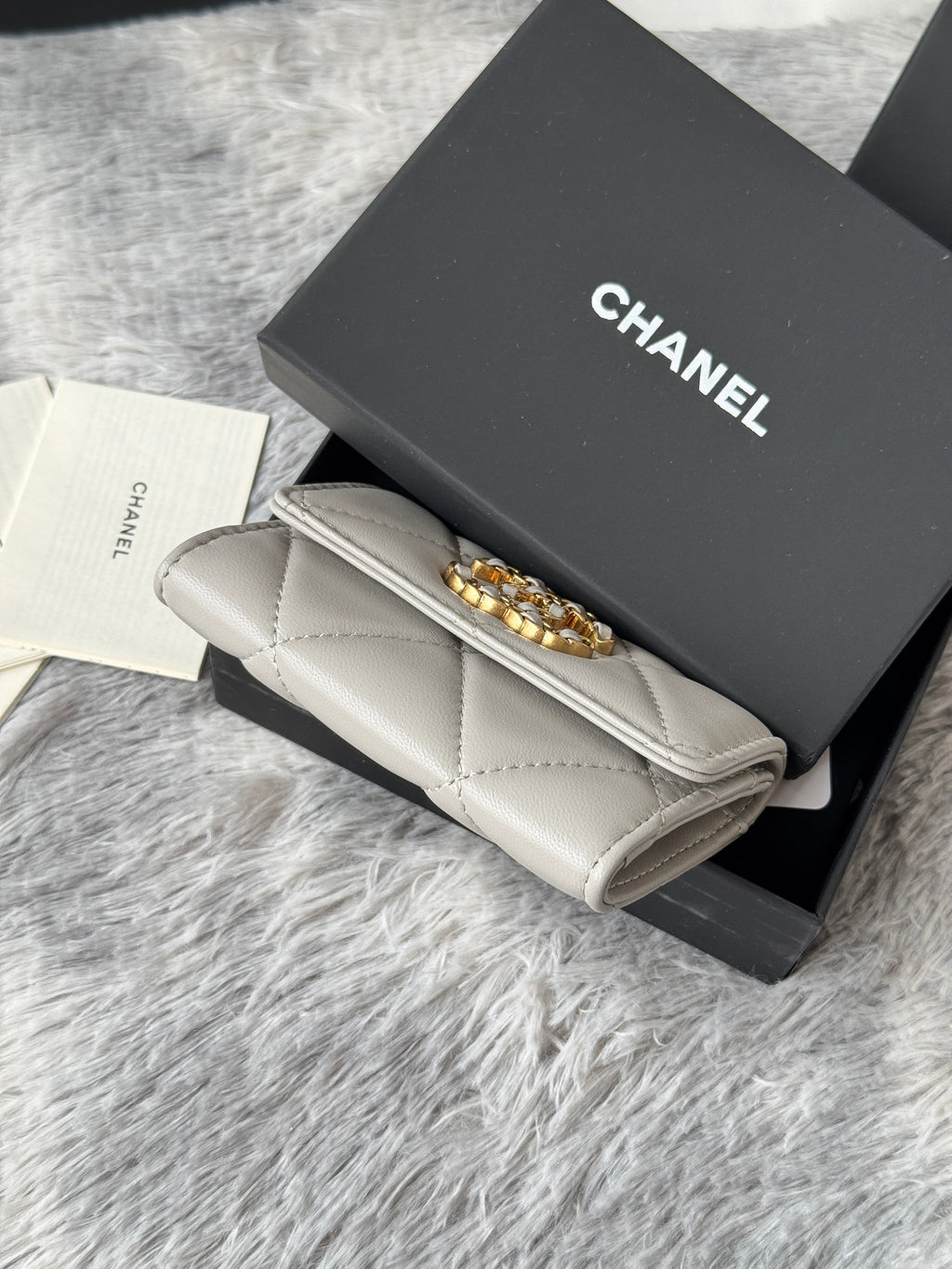 MINI FLAP CARD HOLDER 11 IN GREY LAMBSKIN GOLD-TONE METALLIC