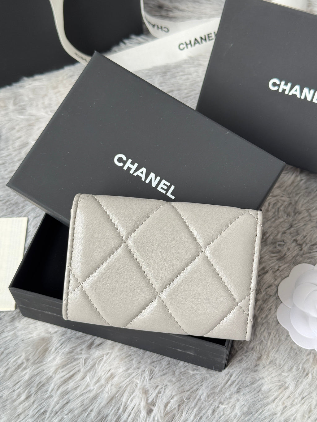 MINI FLAP CARD HOLDER 11 IN GREY LAMBSKIN GOLD-TONE METALLIC
