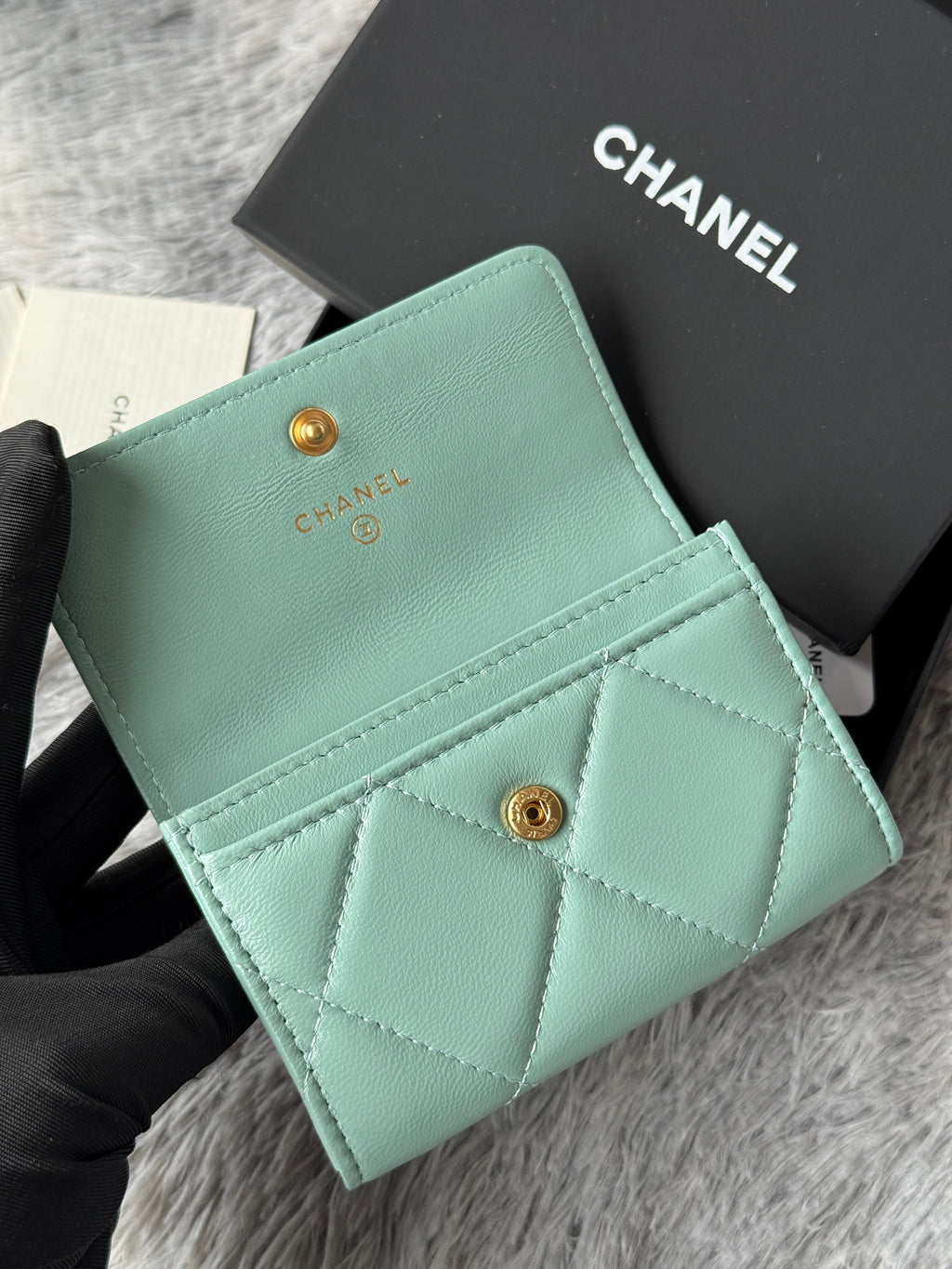 MINI FLAP CARD HOLDER 11 IN BABY GREEN LAMBSKIN GOLD-TONE METALLIC