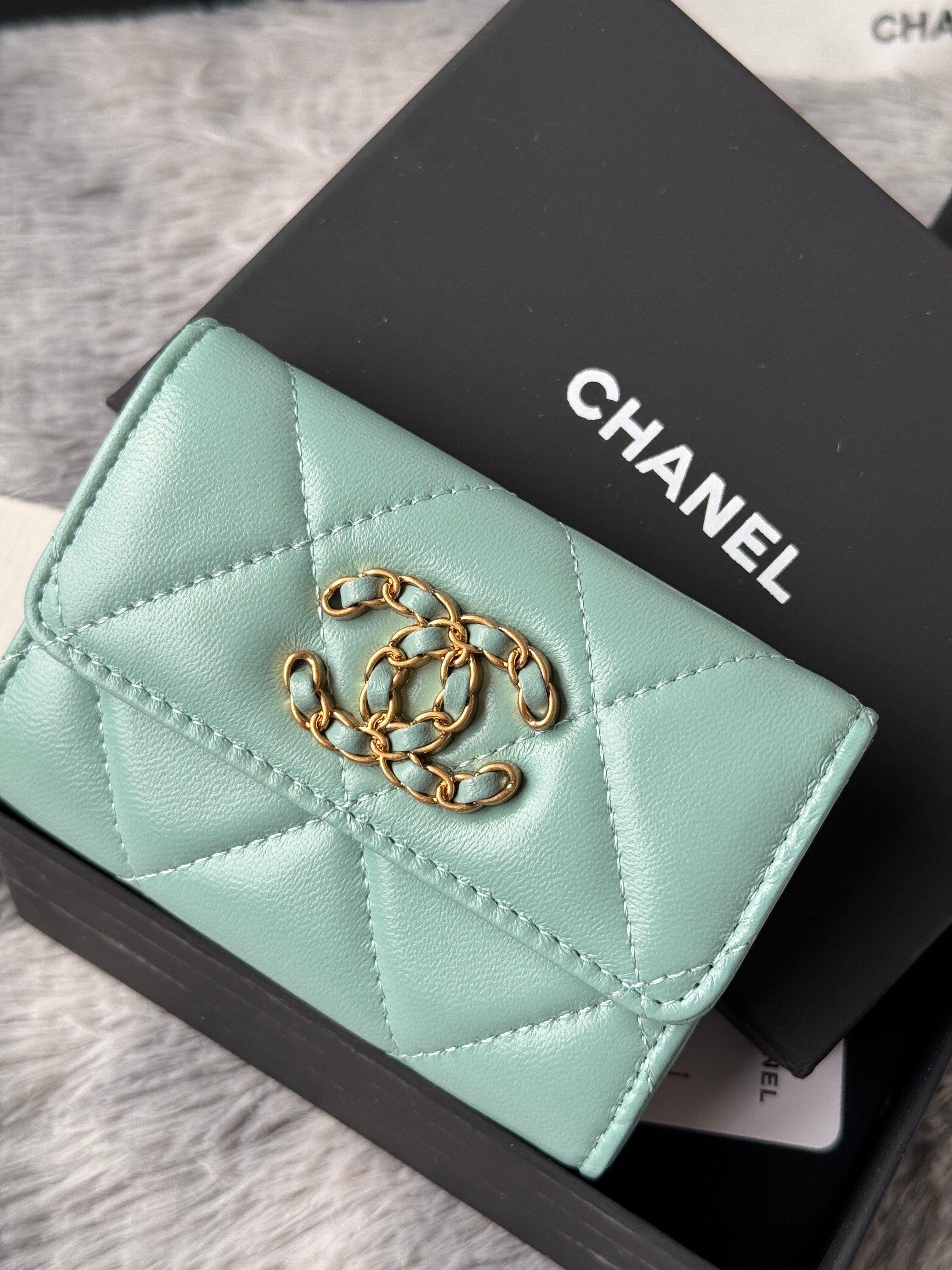 MINI FLAP CARD HOLDER 11 IN BABY GREEN LAMBSKIN GOLD-TONE METALLIC