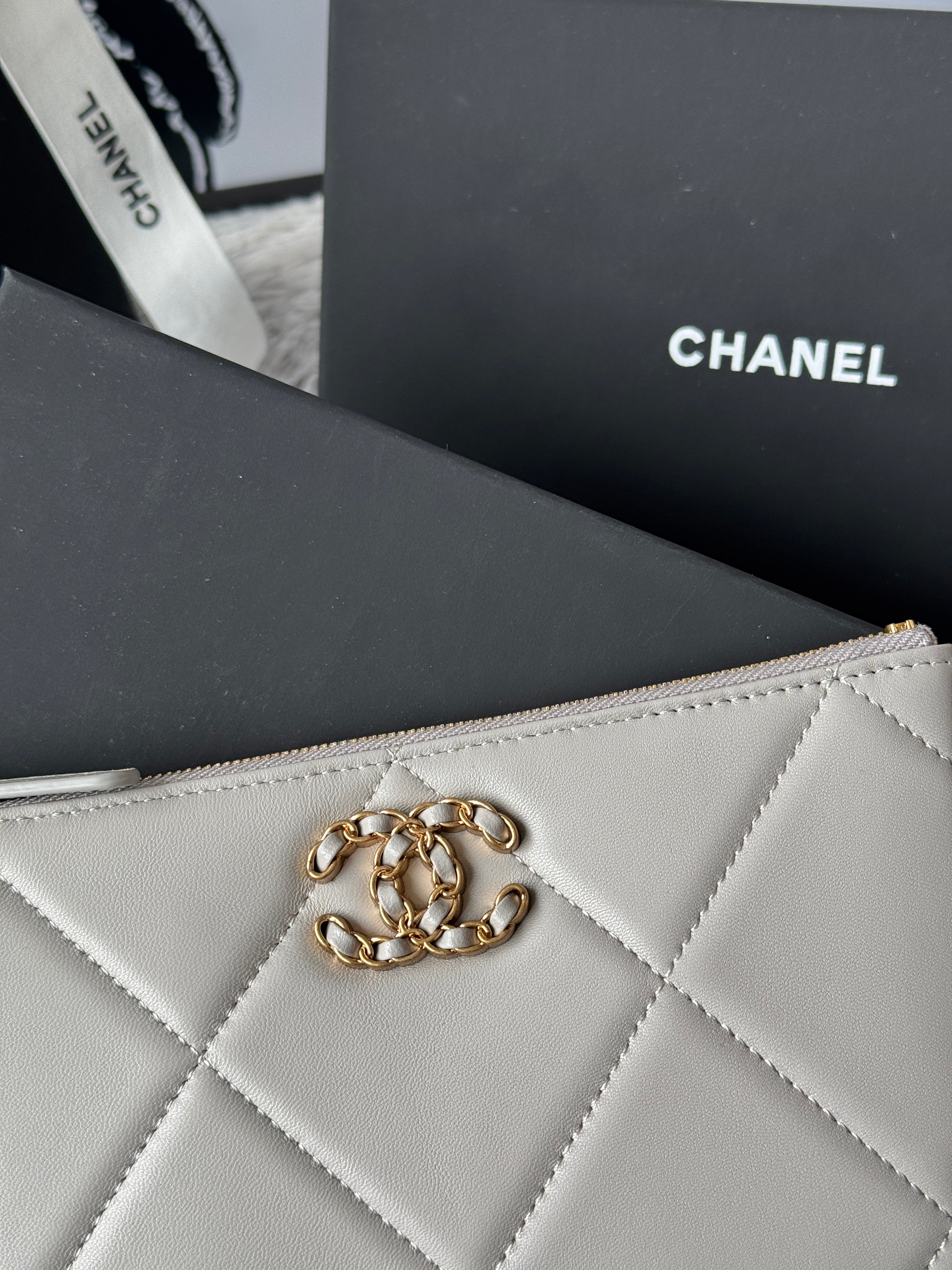 CLASSIC ZIPPER POUCH 20 IN GREY SMOOTH LAMBSKIN GOLD-TONE HARDWARE