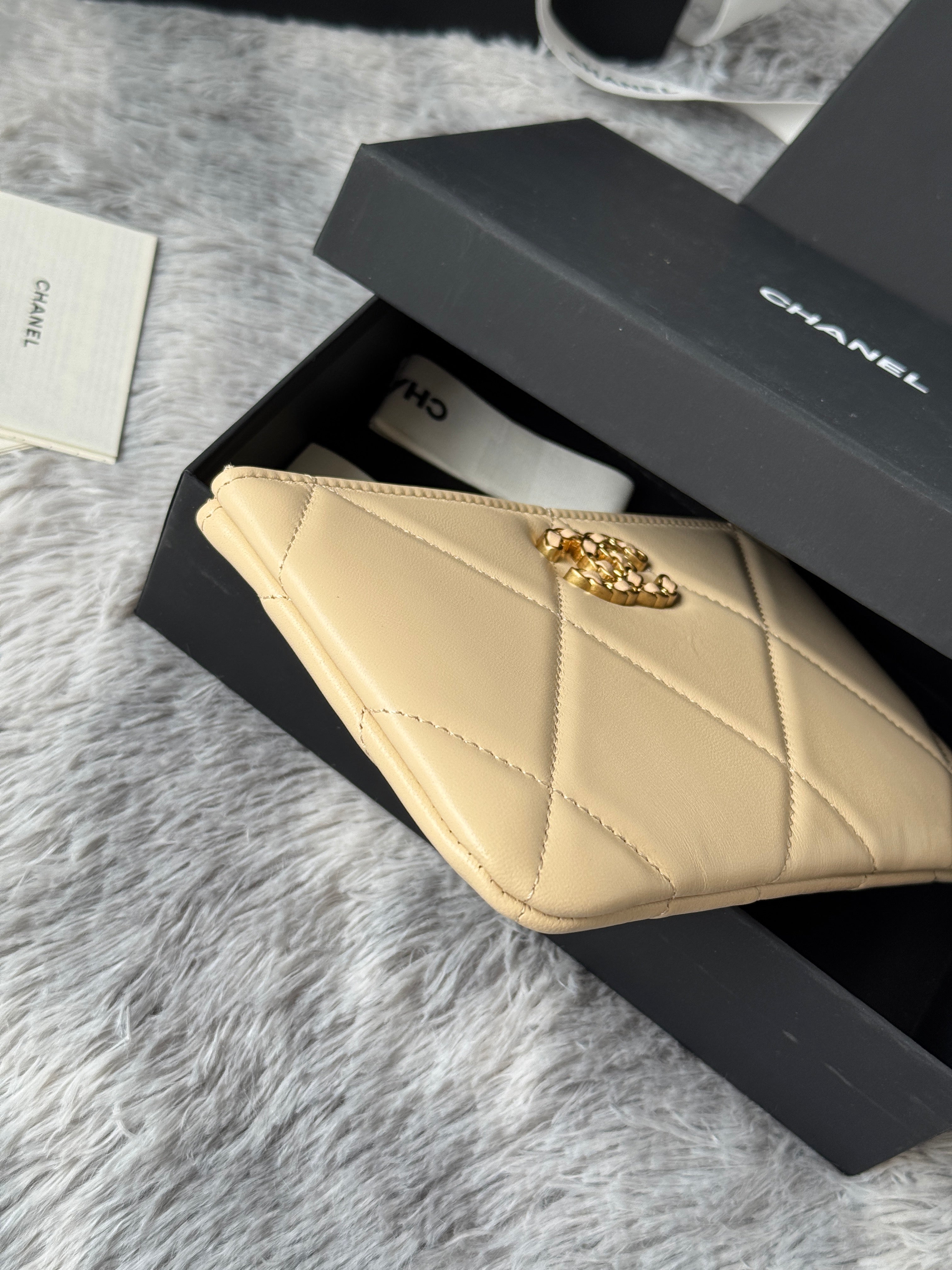 CLASSIC ZIPPER POUCH 20 IN BEIGE SMOOTH LAMBSKIN GOLD-TONE HARDWARE