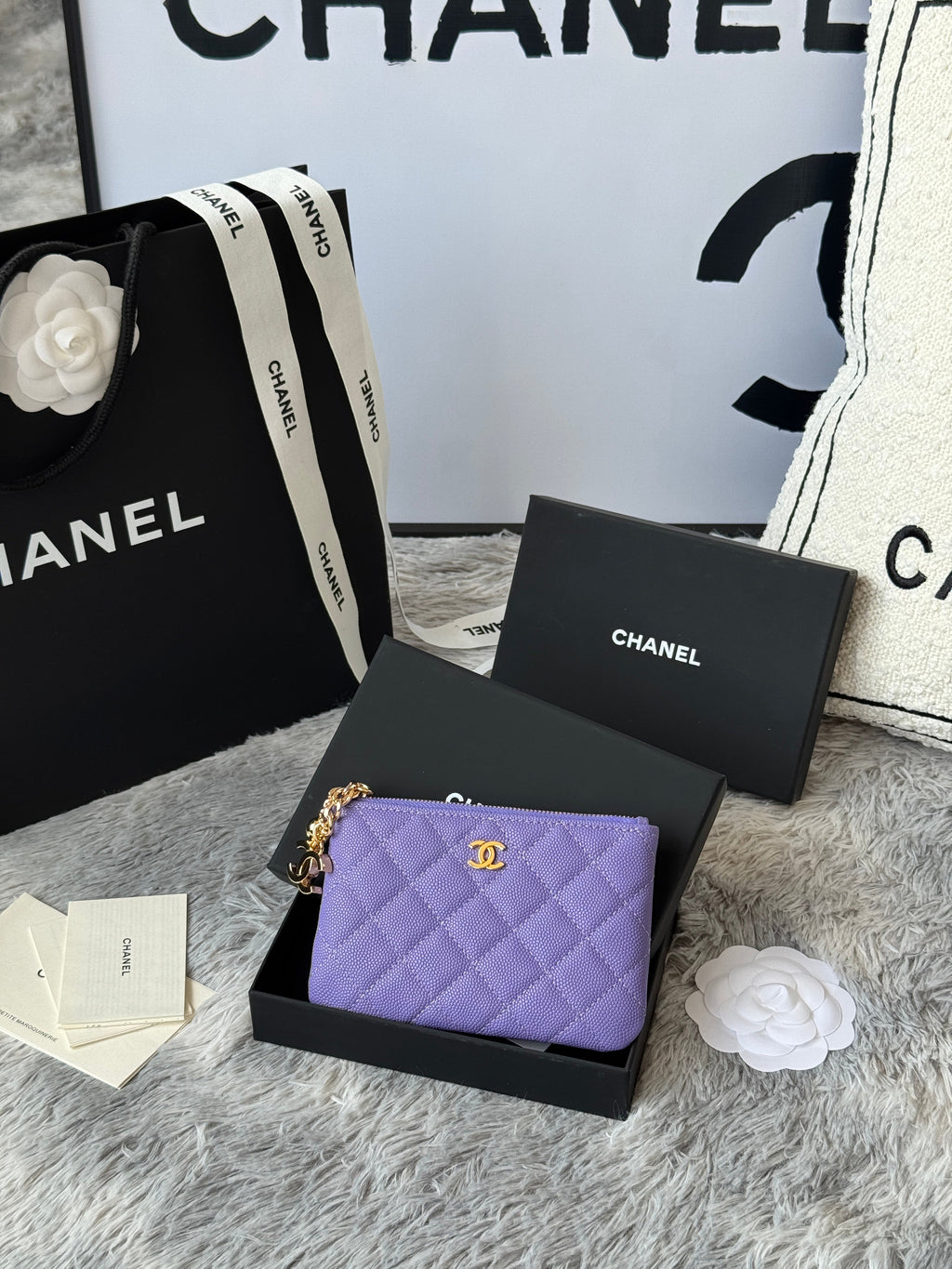 CC CLASSIC ZIPPED POUCH 14 IN BABY PURPLE GRAINED CALFSKIN GOLD-TONE CHARM CHAIN