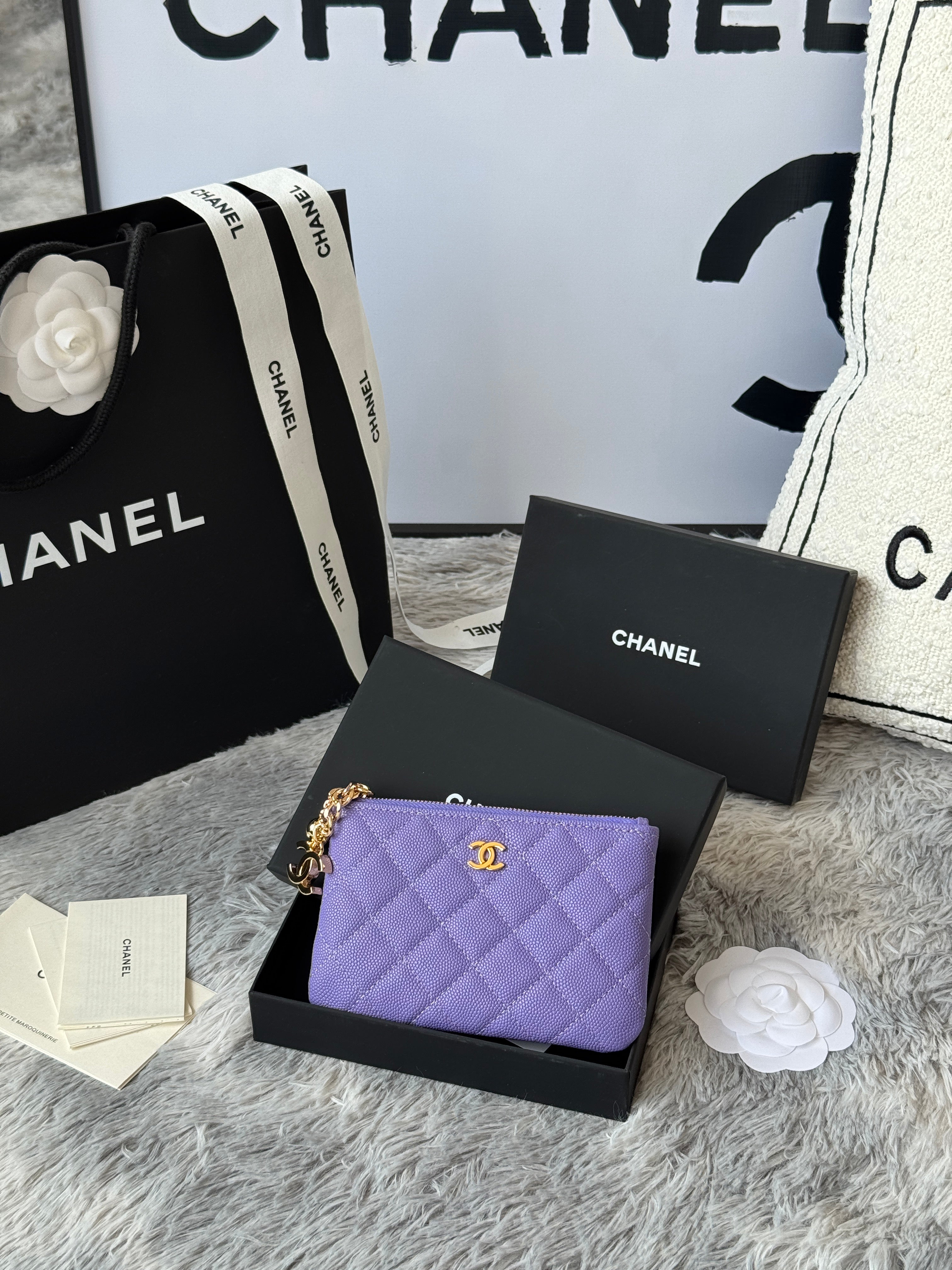 CC CLASSIC ZIPPED POUCH 14 IN BABY PURPLE GRAINED CALFSKIN GOLD-TONE CHARM CHAIN