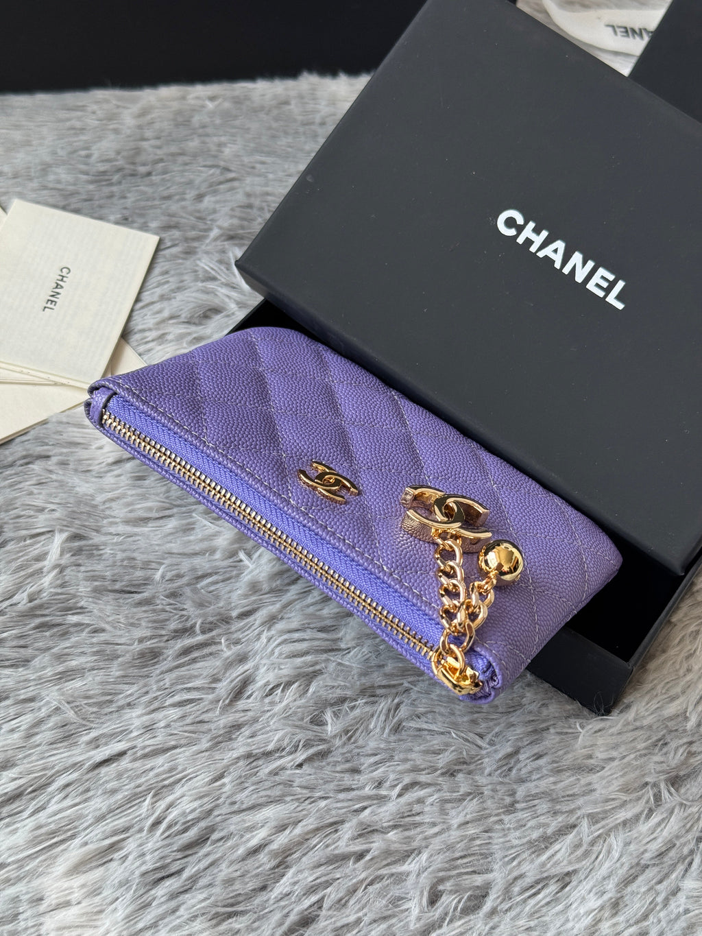 CC CLASSIC ZIPPED POUCH 14 IN BABY PURPLE GRAINED CALFSKIN GOLD-TONE CHARM CHAIN