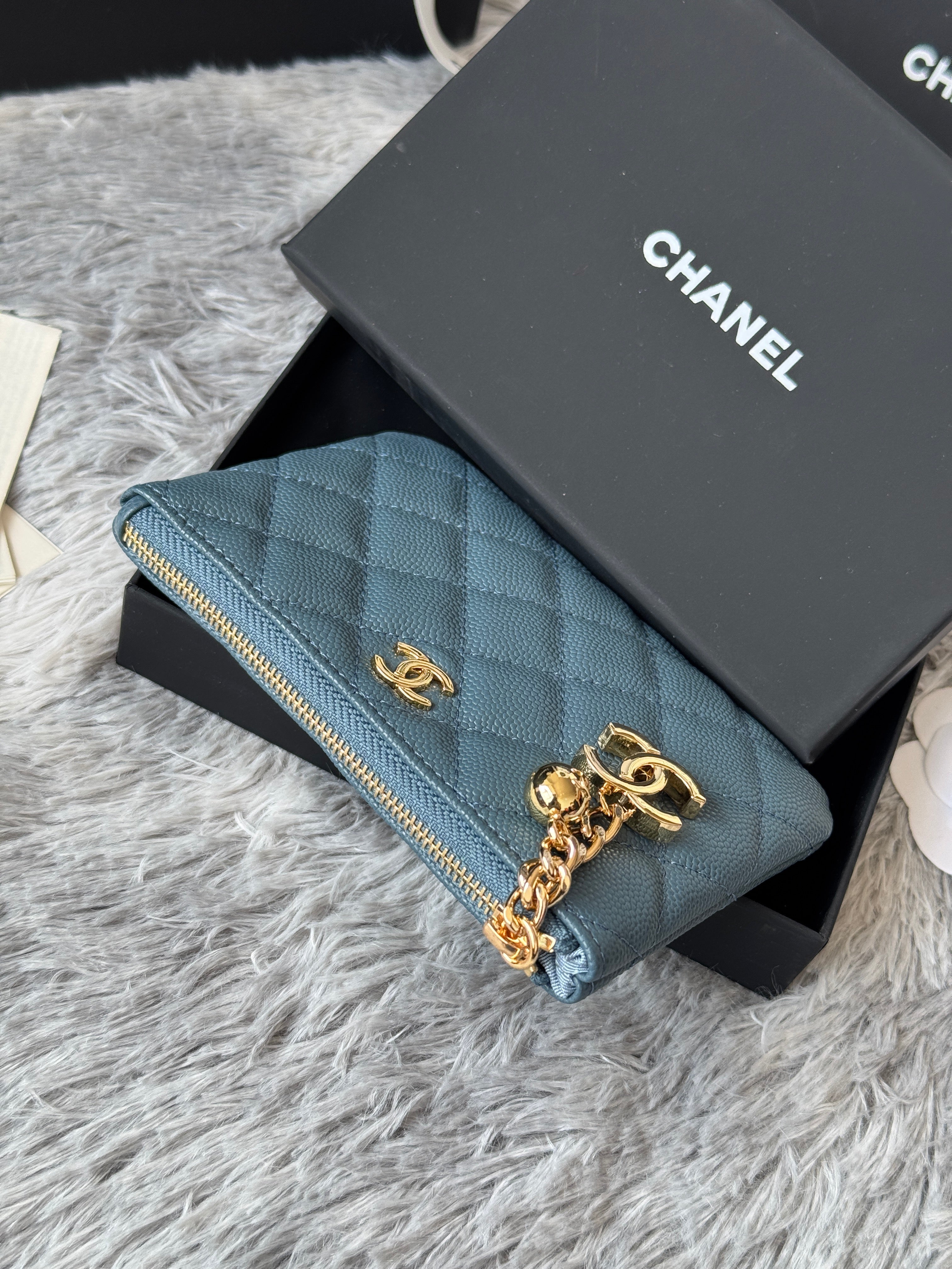 CC CLASSIC ZIPPED POUCH 14 IN NEPAL BLUE GRAINED CALFSKIN GOLD-TONE CHARM CHAIN