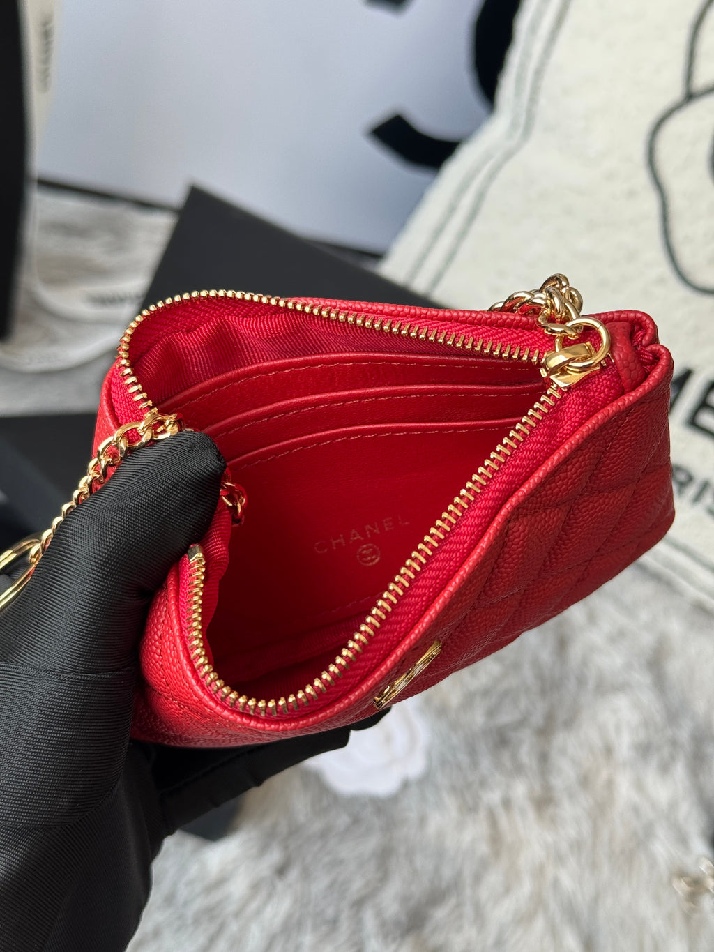 CC CLASSIC ZIPPED POUCH 14 IN RED GRAINED CALFSKIN GOLD-TONE CHARM CHAIN