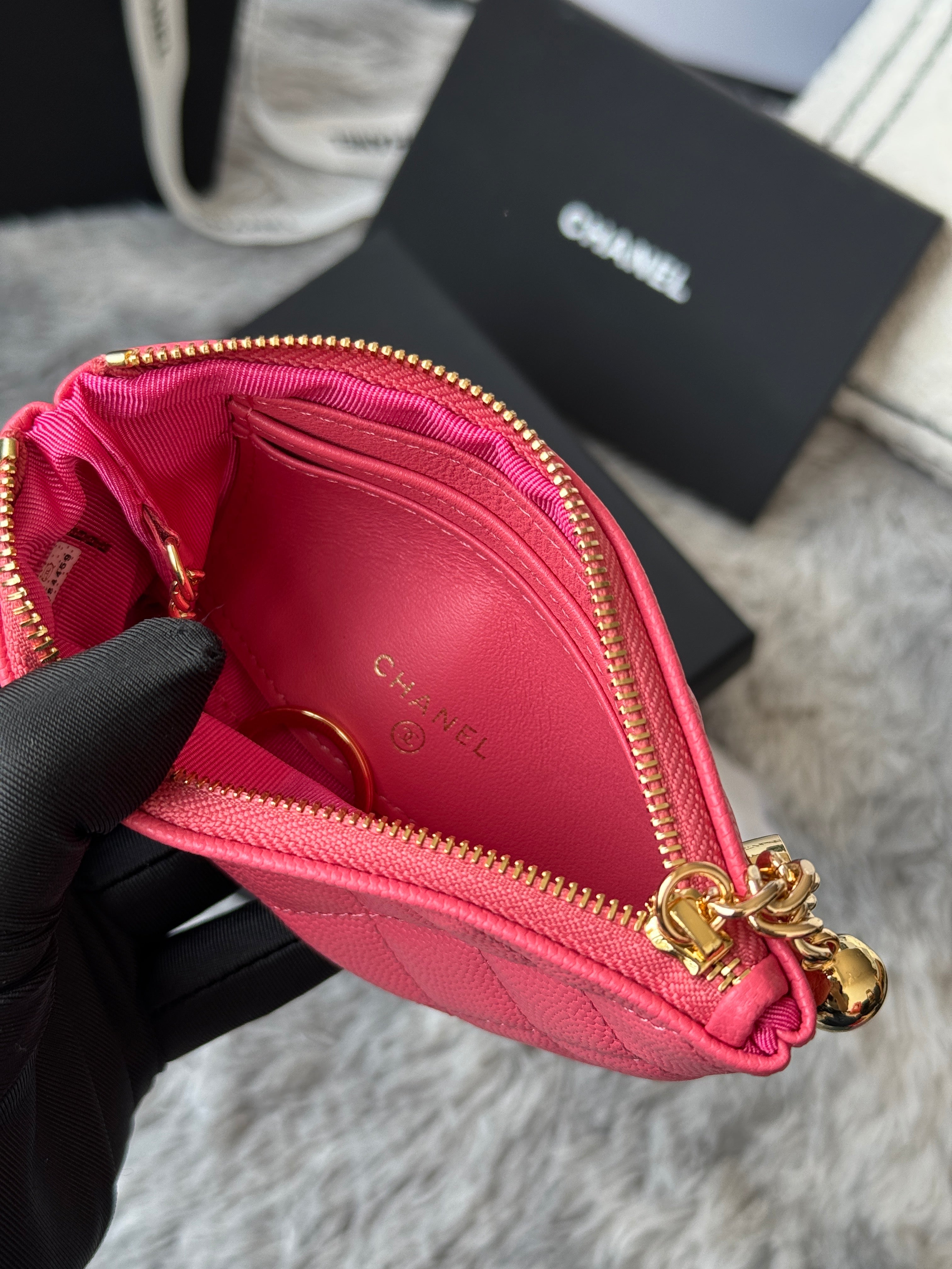 CC CLASSIC ZIPPED POUCH 14 IN CHESTNUT ROSE PINK GRAINED CALFSKIN GOLD-TONE CHARM CHAIN