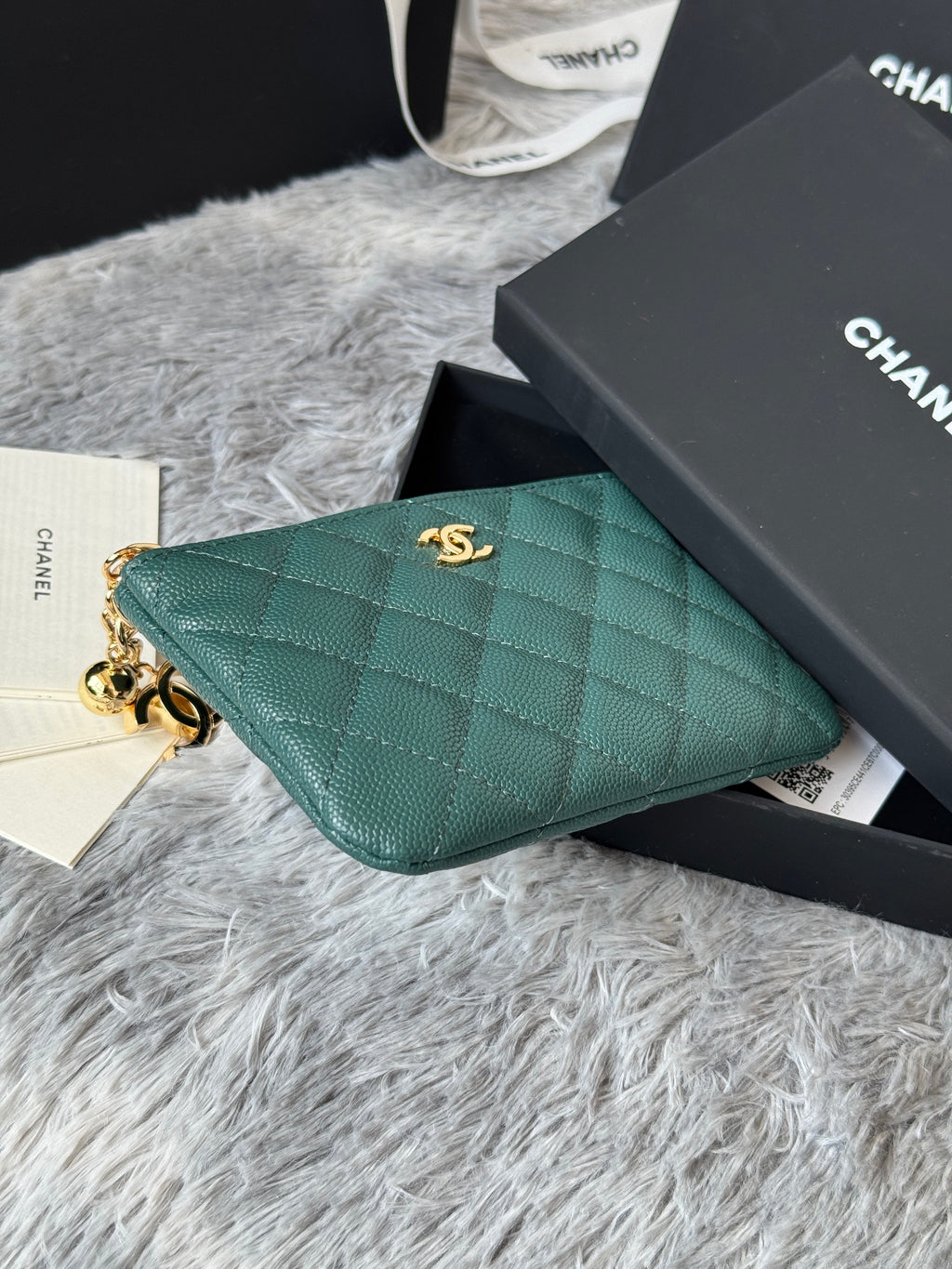 CC CLASSIC ZIPPED POUCH 14 IN NEPTUNE GREEN GRAINED CALFSKIN GOLD-TONE CHARM CHAIN