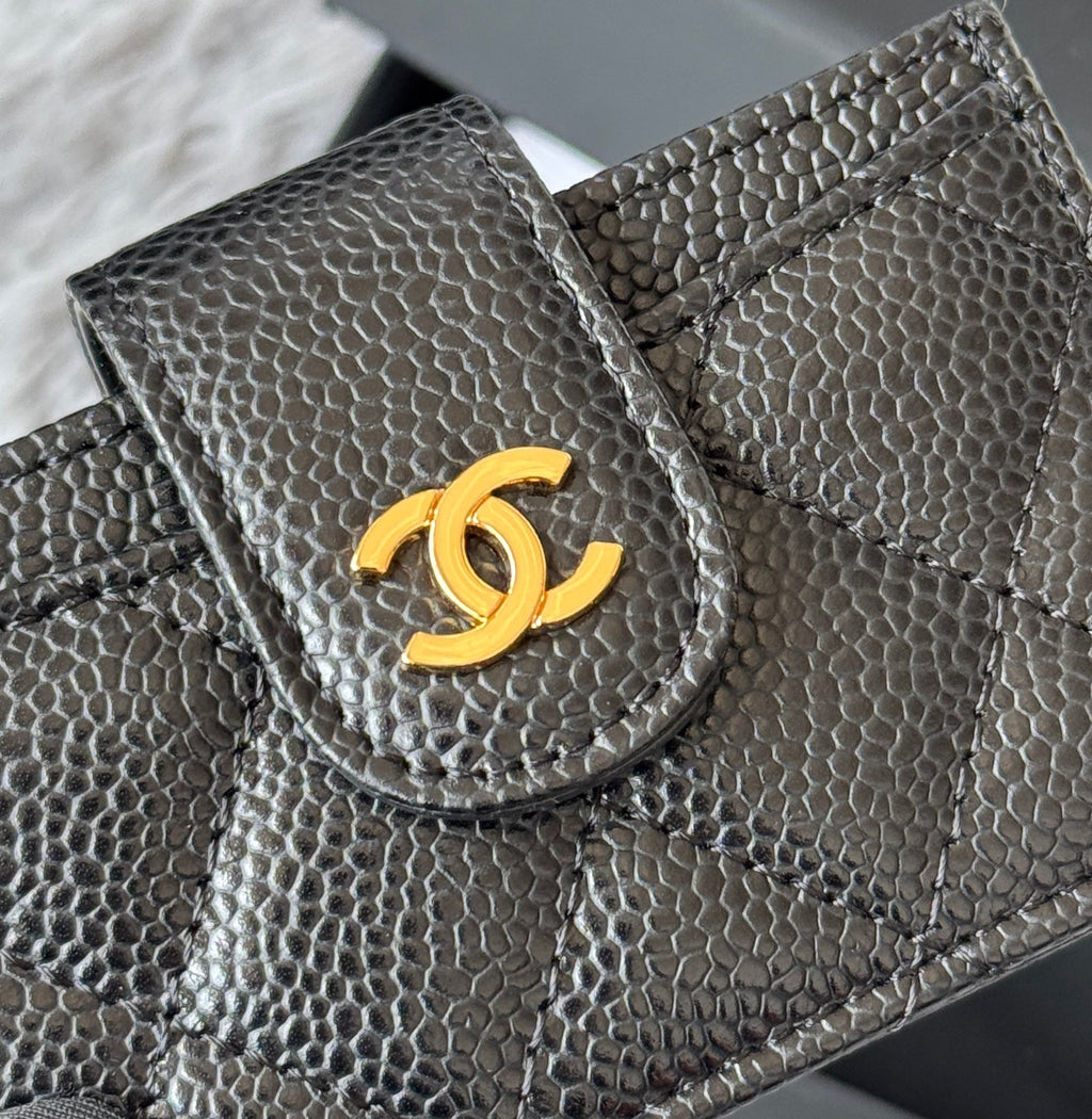 CARD HOLDER 10 CIRCLE CLASP IN BLACK CAVIAR LEATHER GOLD-TONE METALLIC