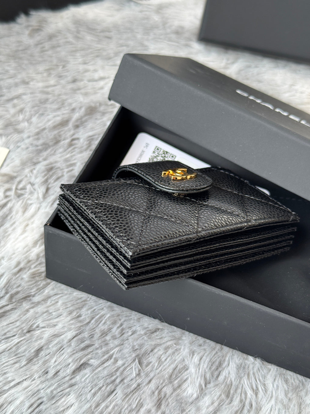 CARD HOLDER 10 CIRCLE CLASP IN BLACK CAVIAR LEATHER GOLD-TONE METALLIC