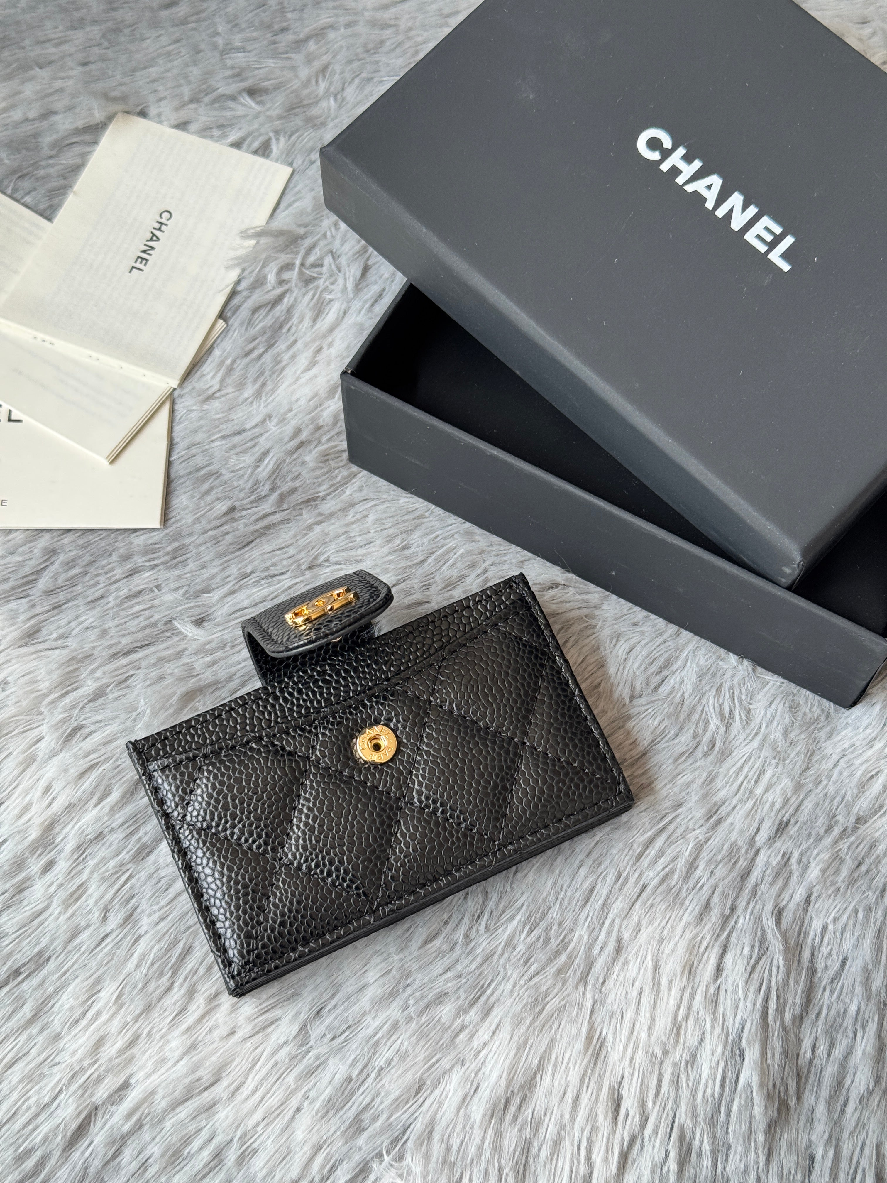 CARD HOLDER 10 CIRCLE CLASP IN BLACK CAVIAR LEATHER GOLD-TONE METALLIC
