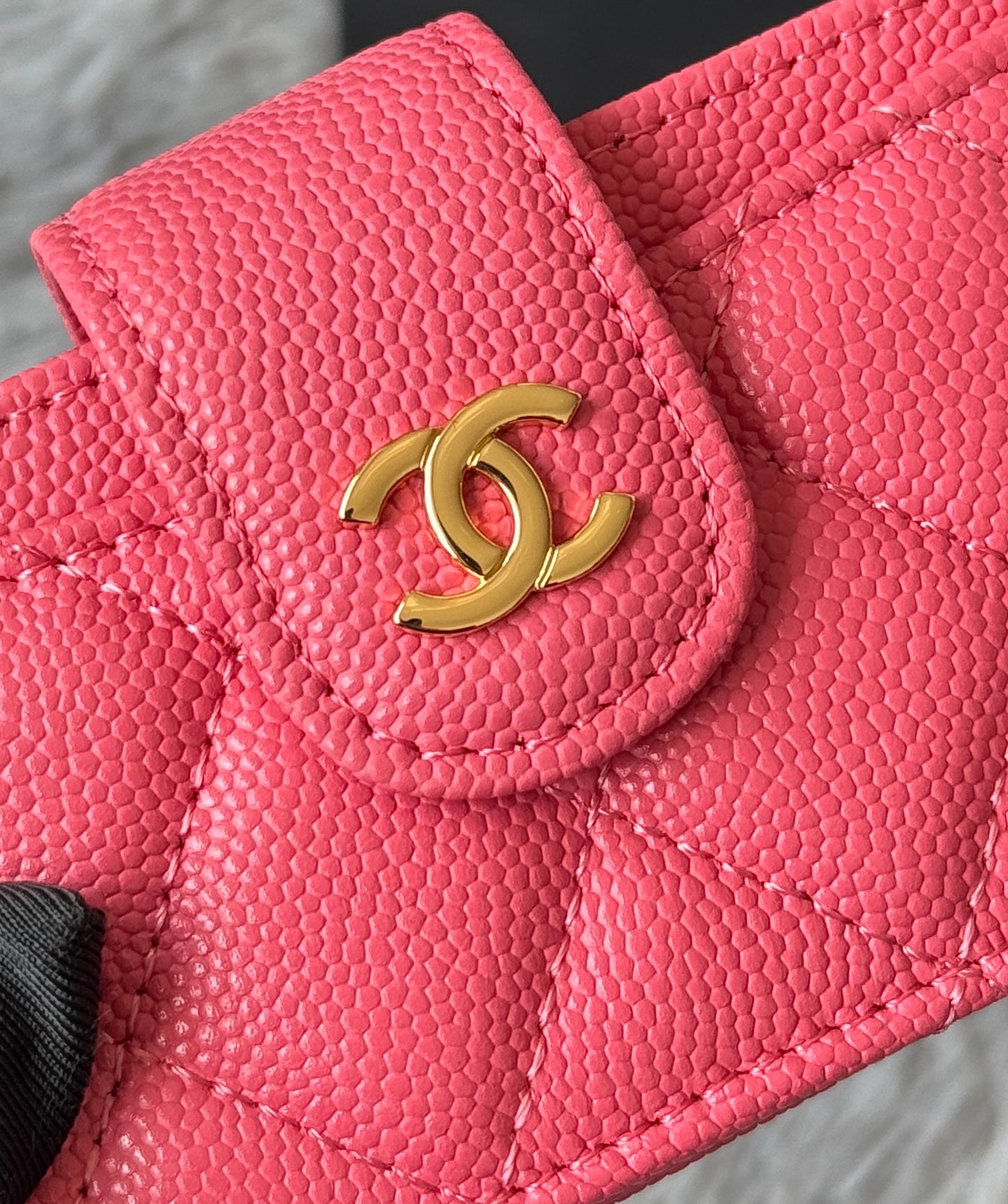 CARD HOLDER 10 CIRCLE CLASP IN MANDY PINK CAVIAR LEATHER GOLD-TONE METALLIC