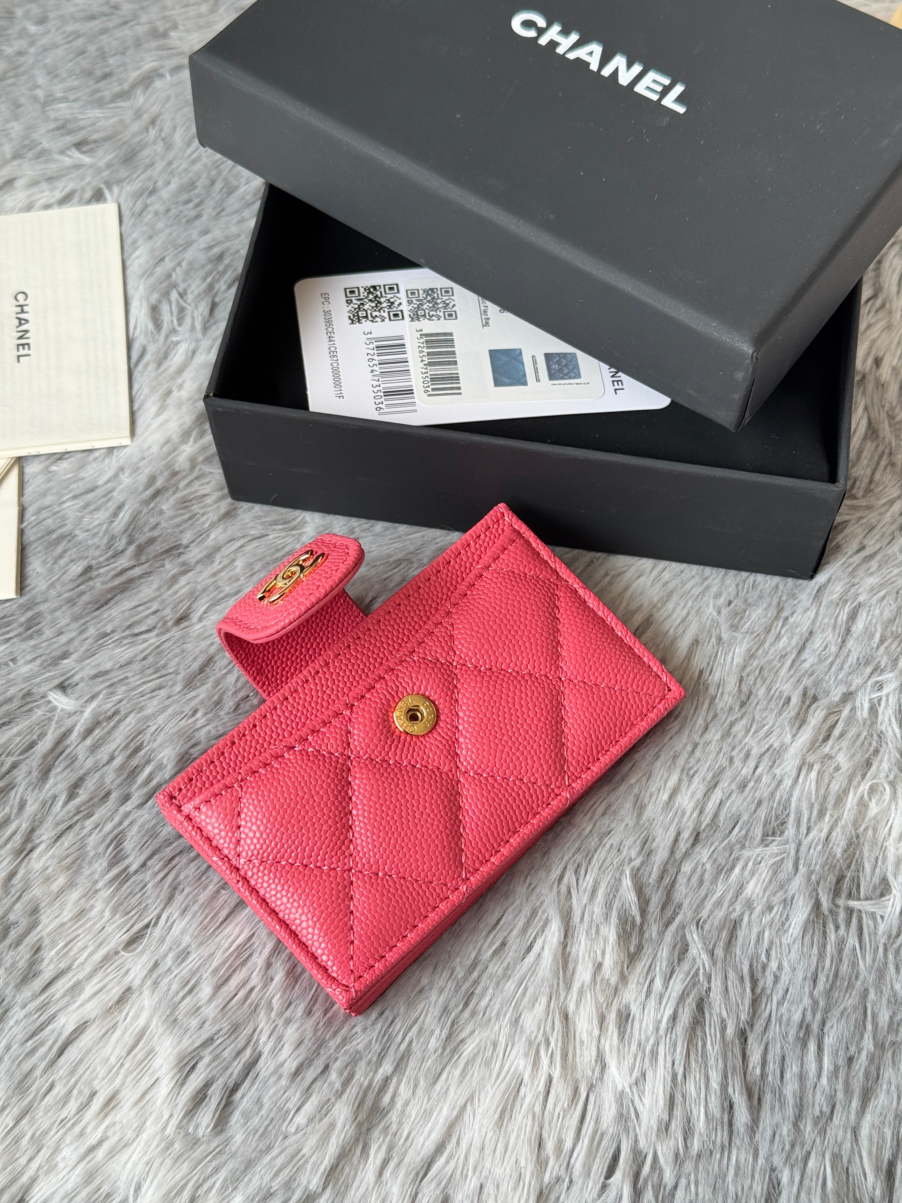 CARD HOLDER 10 CIRCLE CLASP IN MANDY PINK CAVIAR LEATHER GOLD-TONE METALLIC