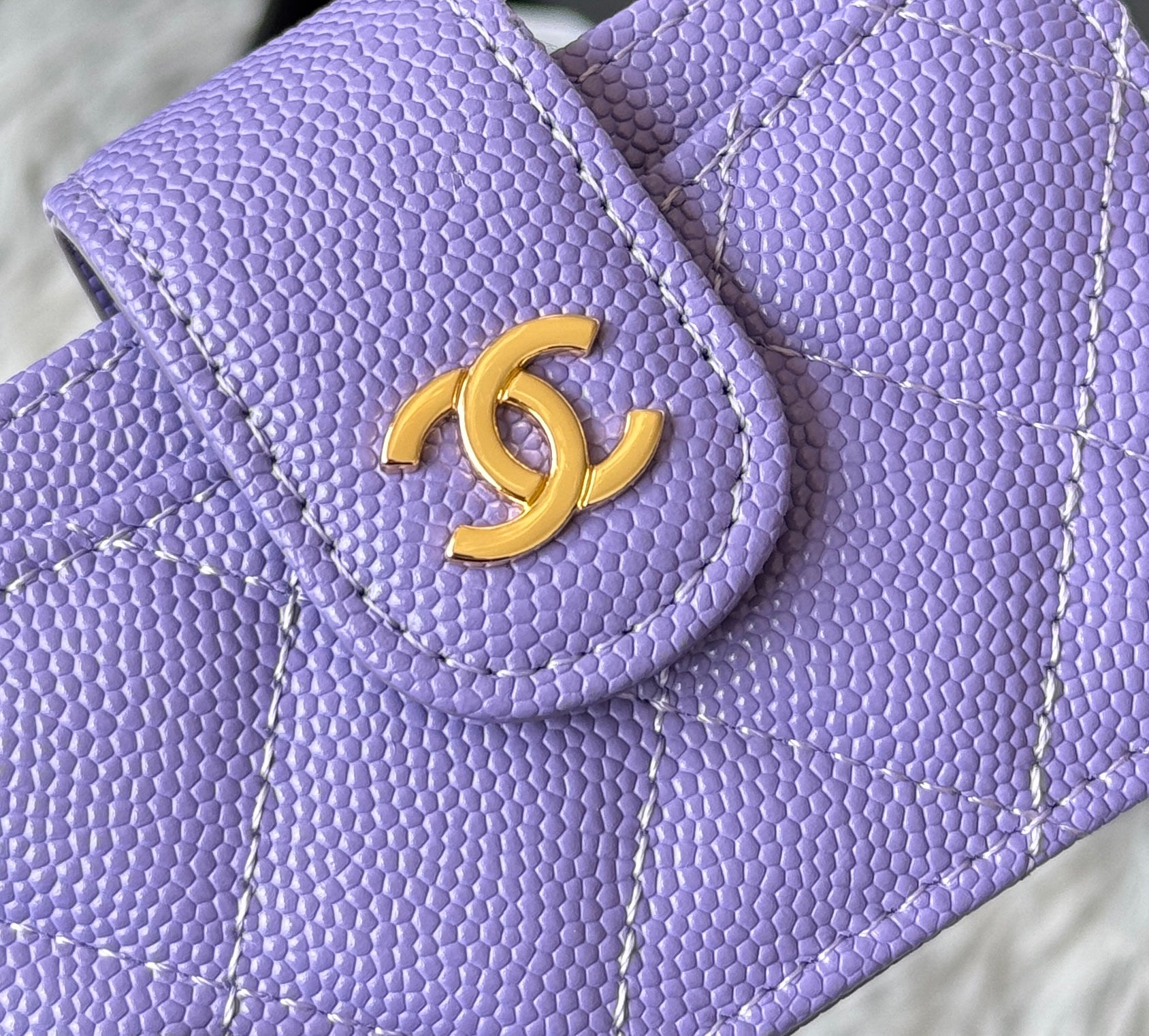 CARD HOLDER 10 CIRCLE CLASP IN BABY PURPLE CAVIAR LEATHER GOLD-TONE METALLIC