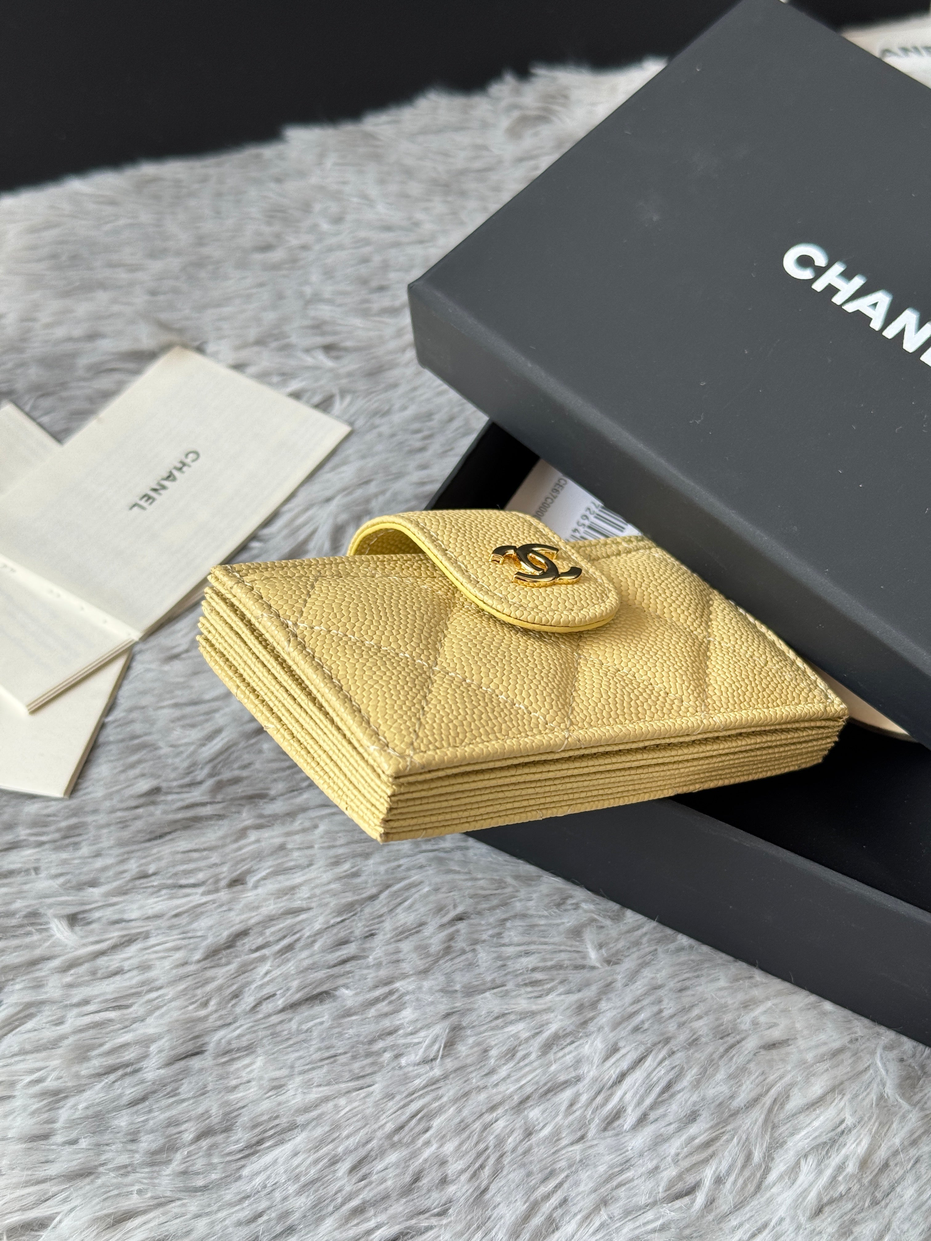 CARD HOLDER 10 CIRCLE CLASP IN YELLOW CAVIAR LEATHER GOLD-TONE METALLIC