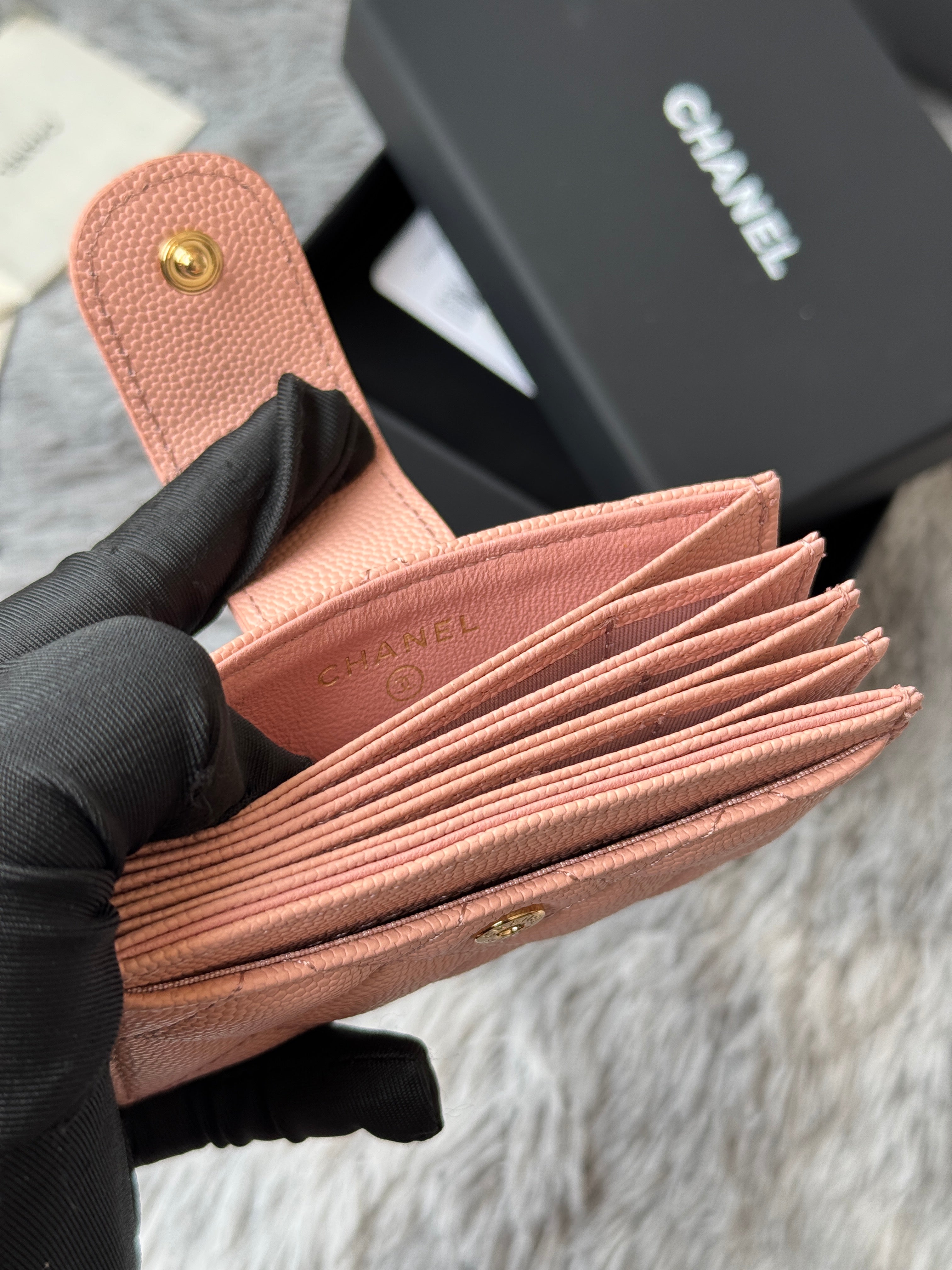 CARD HOLDER 10 CIRCLE CLASP IN TONYS PINK CAVIAR LEATHER GOLD-TONE METALLIC