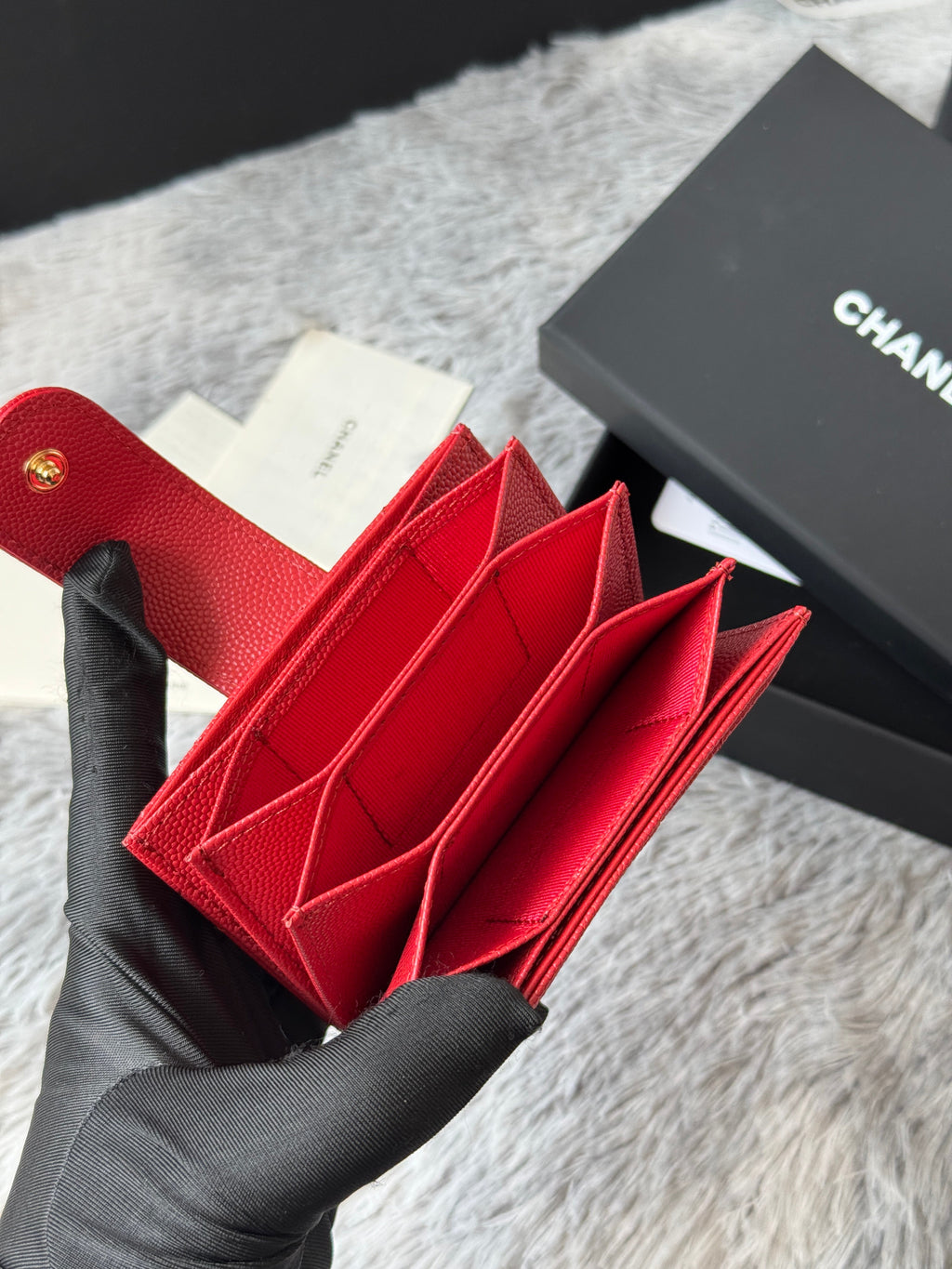 CARD HOLDER 10 CIRCLE CLASP IN RED CAVIAR LEATHER GOLD-TONE METALLIC
